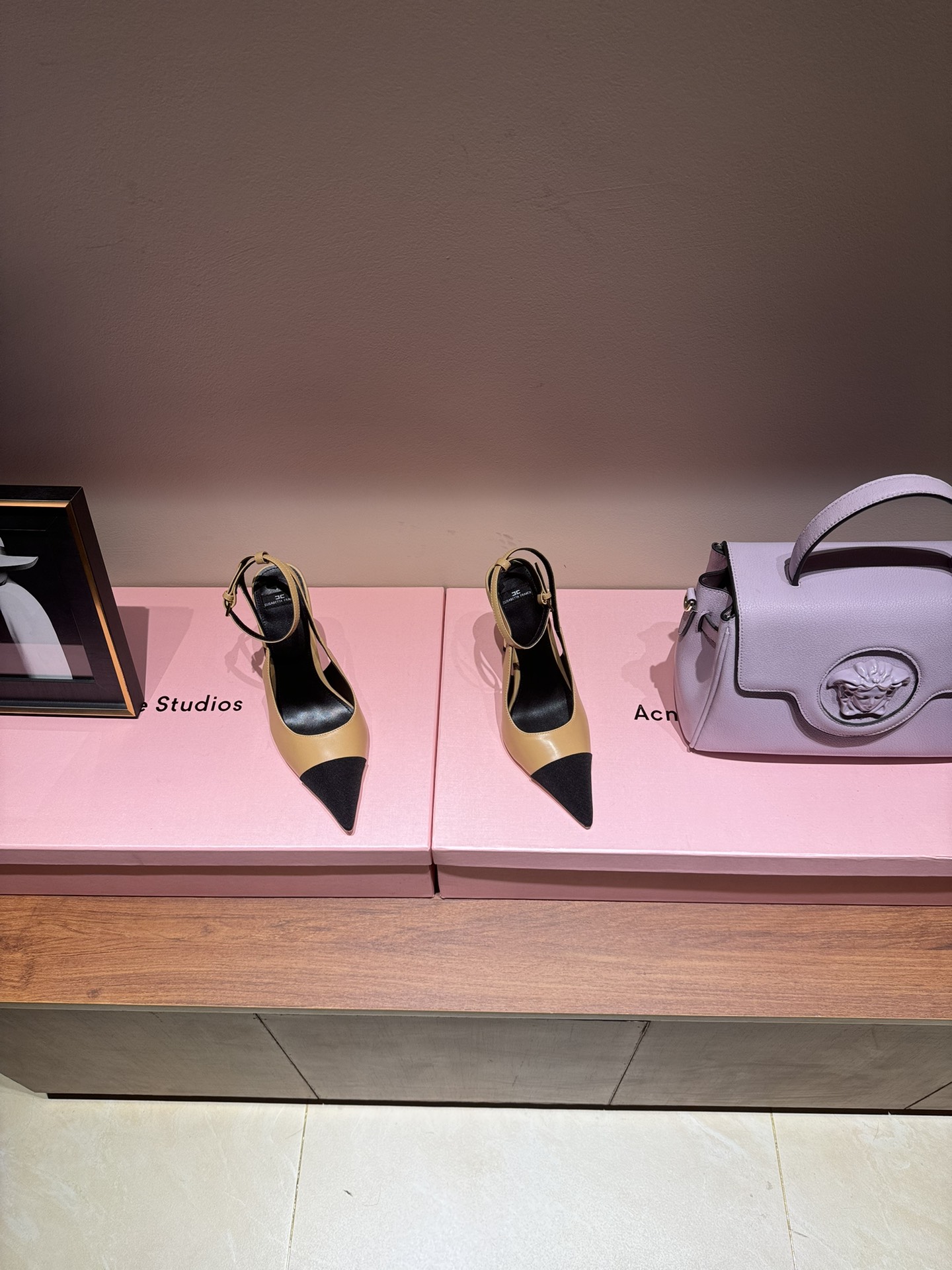 Luxurious French Heels by Elisabetta Franchi: Elegant High-Speed Fashion Show with Diamond Belts - 图片 2
