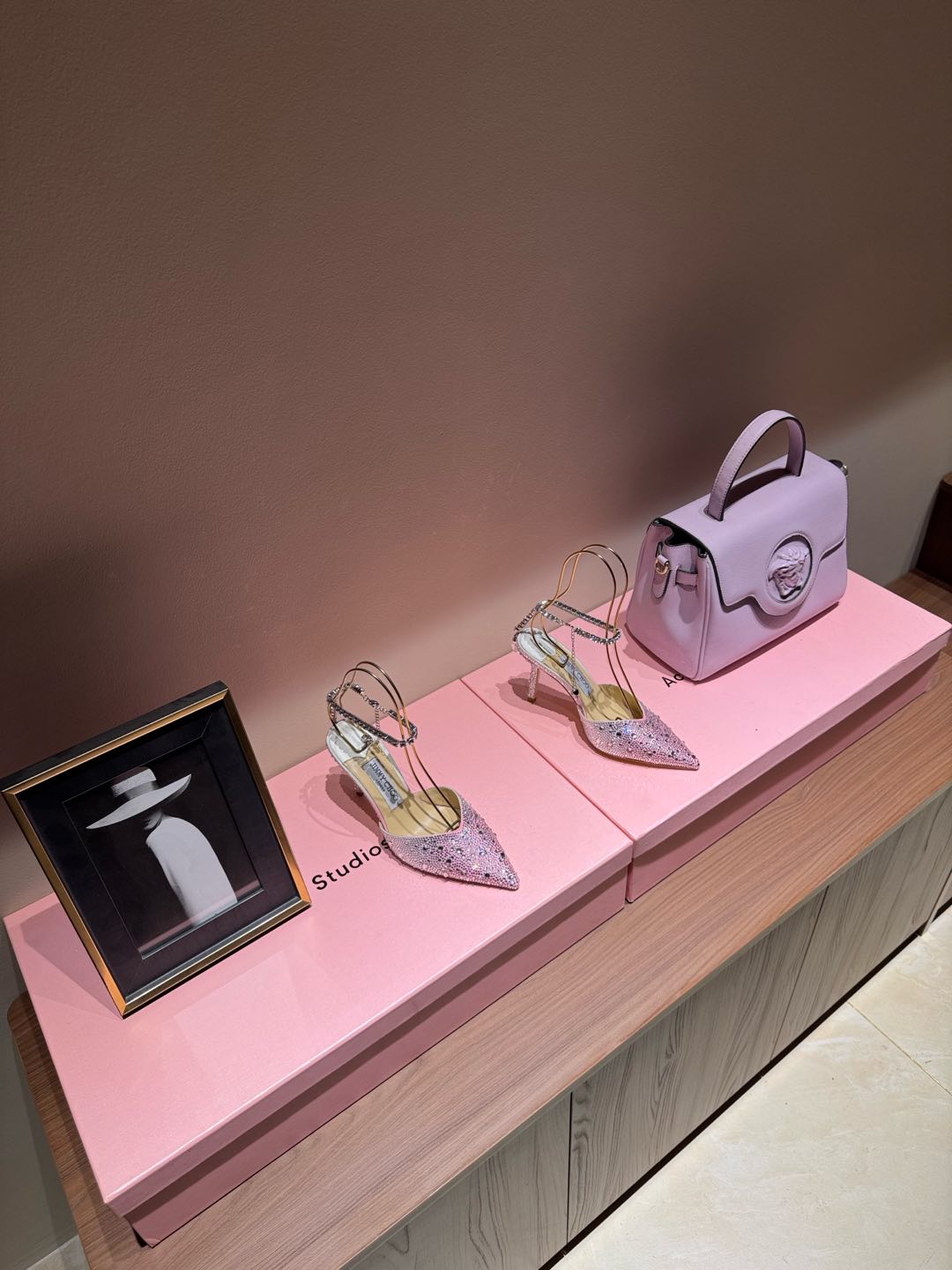 NO:170497,Jimmy Choo/Jimmy Zhou classic diamond chain pointed crystal high heel sandals. Super crystal shoes. They are so beautiful that they can't take their eyes off. The shoe shape is very delicate and will not be too narrow and long. The interior space is very sufficient to allow the toes to relax enough. The rhinestones outline the charming curve on the instep. It is simply beautiful. It surrounds the fairy spirit with 360 degrees. It is gorgeous and not exaggerated!  !  The fabric is made of imported Yangjing hot diamonds, the inner tiptoe imported sheepskin customized A-grade Italian leather sole, heel height 8.5cm Size35-39 (34/40 custom non-return and exchange), high heels, jimmy choo, jimmy choo, sandals, high heels, sheepskin, sheep19860909Jimmy Choo/吉米周经典钻石链条尖头水晶高跟凉鞋 超绝的水晶鞋 美到移不开视线 鞋型做的非常秀气 不会过分窄长 内部空间很足 让脚趾能足够的放松 水钻在脚背勾勒迷人的弧度 简直美爆了 360度环绕仙气感 华丽又不浮夸！！ 面料采用进口羊京烫钻 内里踮脚进口羊皮 定制A级意大利真皮底  跟高8.5cm Size35-39（34/40定制不退换）,高跟鞋,jimmy choo,jimmy choo,sandals,high heels,sheepskin,sheep,Women's Shoes