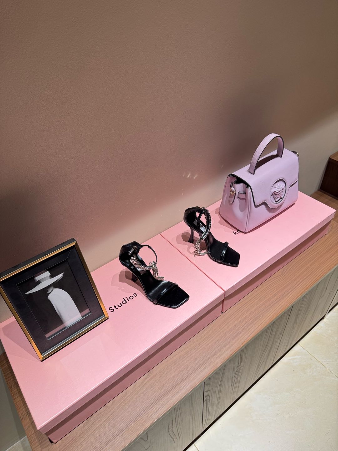 NO:170492,Jimmy Choo/Jimmy Zhou's classic diamond chain pointed crystal high-heeled sandals. The shoe shape is very delicate and will not be too narrow and long. The interior space is very sufficient to allow the toes to relax enough. The rhinestones outline the charming curve on the instep. It is simply beautiful. It surrounds the fairy spirit with 360 degrees, gorgeous and not exaggerated!  !  Cowhide upper, sheepskin inner footrest, heel height 10cm Size35-39 (34/40 custom-made non-return and exchange), high heels, jimmy choo, jimmy choo, sandals, high heels, cowhide, sheepskin19860909Jimmy Choo/吉米周经典钻石链条尖头水晶高跟凉鞋 鞋型做的非常秀气 不会过分窄长 内部空间很足 让脚趾能足够的放松 水钻在脚背勾勒迷人的弧度 简直美爆了 360度环绕仙气感 华丽又不浮夸！！ 牛皮鞋面,羊皮内里垫脚 跟高10cm Size35-39（34/40定制不退换）,高跟鞋,jimmy choo,jimmy choo,sandals,high heels,cowhide,sheepskin,Women's Shoes