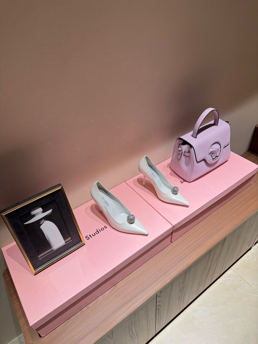 NO:170498,Jimmy Choo/Jimmy Zhou’s classic ball rhinestones decorate pointed high heels. The shoe shape is very delicate and will not be too slender. The interior space is very sufficient to allow the toes to relax enough. The rhinestones outline the charming curve on the insteps, which is simply beautiful. It surrounds the fairy spirit at 360 degrees, gorgeous and not exaggerated!  !  Cowhide upper, sheepskin inner footrest, heel height 10cm Size35-39 (34/40 custom-made non-return and exchange), high heels, jimmy choo, jimmy choo, high heels, cowhide, sheepskin19860909Jimmy Choo/吉米周经典圆球水钻装饰尖头高跟 鞋型做的非常秀气 不会过分修长 内部空间很足 让脚趾能足够的放松 水钻在脚背勾勒迷人的弧度 简直美爆了 360度环绕仙气感 华丽又不浮夸！！ 牛皮鞋面,羊皮内里垫脚 跟高10cm Size35-39（34/40定制不退换）,高跟鞋,jimmy choo,jimmy choo,high heels,cowhide,sheepskin,Women's Shoes