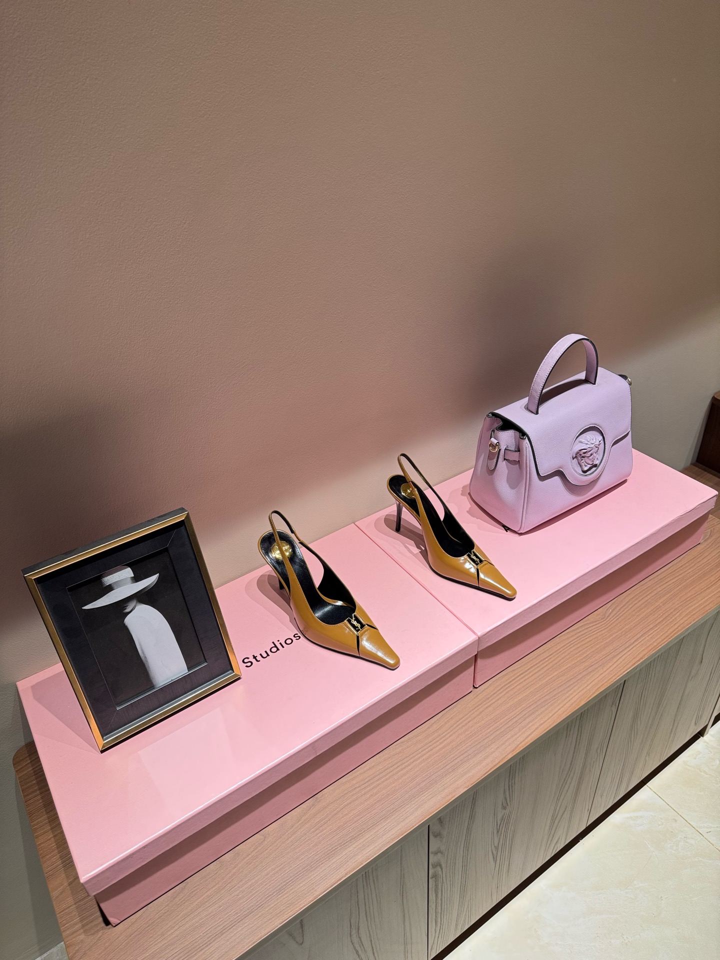 NO:170486,Exclusive new model is available on the shelves YSL Saint Laurent - SS summer square head metal letter decoration High heel new product catwalk high heel sandals New spring and summer series with square buckle high heel sandals!  How can you miss a pair of fairy shoes in the light summer? When you match various small skirts, you don’t pick the shape of your feet at all. Light up the delicate lines of your ankle, release infinite elegant charm, and explore more selected high heels!  The texture of the fabric is very good, the leather is outsole, size 35-39, heels, 9.5, high heels, saint laurent, saint laurent, sandals, high heels, slippers, skirts, Leather soles19860909独家新款上架 YSL 圣罗兰 — SS夏季方头金属字母装饰 高跟新品 走秀款高跟凉鞋 全新春夏系列后带方扣高跟凉鞋 ！ 尖头高跟拖鞋淡淡的夏日里怎么少得了一双仙女鞋 各种小裙子搭配起来 完全不挑脚型哦 点亮脚踝纤雅线条 释放无限优雅魅力 探索更多臻选高跟鞋！ 面料珠光漆皮质感非常好 大底真皮大底 码数35-39 跟高9.5,高跟鞋,saint laurent,saint laurent,sandals,high heels,slippers,skirts,Leather soles,Women's Shoes