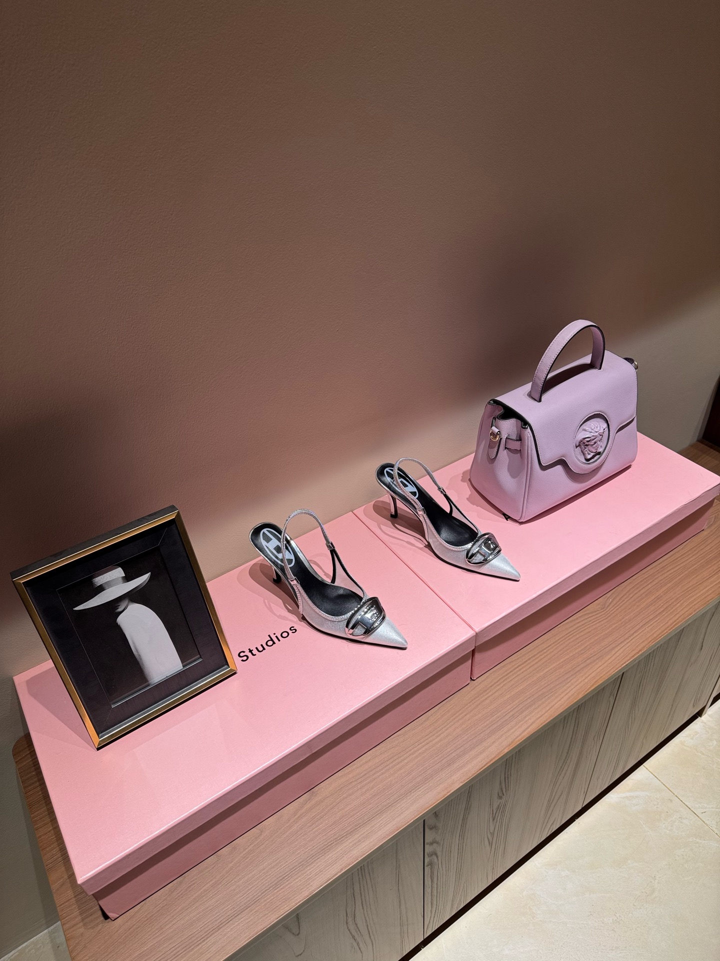 NO:170468,2025 new Diesel rear elastic pointed high heels (ice wire mesh series) F/W25 Sexiest Shoes Award was awarded to DIESEL and debuted at Milan Fashion Week. It can be said that the scene is exciting and Dlog high heels shine!  One shoe is hard to find. The new product in the new season is extremely eye-catching. Beautiful Diesel high heels DIESEL Exclusive brand recognition original mold opening hardware. Smooth lines, elegant style. Must-have for people. Beautiful enough. Upper ice silk screen. Inner sheepskin. Stepping sheepskin. Soles. Original custom leather sole. Size 35-39 (40.41 order). Heel height. 8.5cm. Packaging. Original packaging. Color 3 colors. (Silver, black, white). High heels. High heels. Sheepskin.198609092025年新品Diesel后弹力尖头高跟鞋（冰丝网系列） F/W25最性感鞋子大奖颁给DIESEL 亮相米兰时装周  可以说现场状况精彩不断 Dlog高跟鞋大放异彩！一鞋难求 新一季的新品无比抢眼 绝美Diesel高跟鞋 DIESEL 独家品牌辨识度的原版开模五金 流畅的线条,优雅版型 人手必备 美到窒息 鞋面冰丝网 内里绵羊皮 垫脚羊皮 鞋底原版定制真皮鞋底 码数35-39（40.41订） 跟高8.5cm 包装Diesel原版包装 颜色3色发售（银色,黑色,白色）,高跟鞋,high heels,sheepskin,Women's Shoes