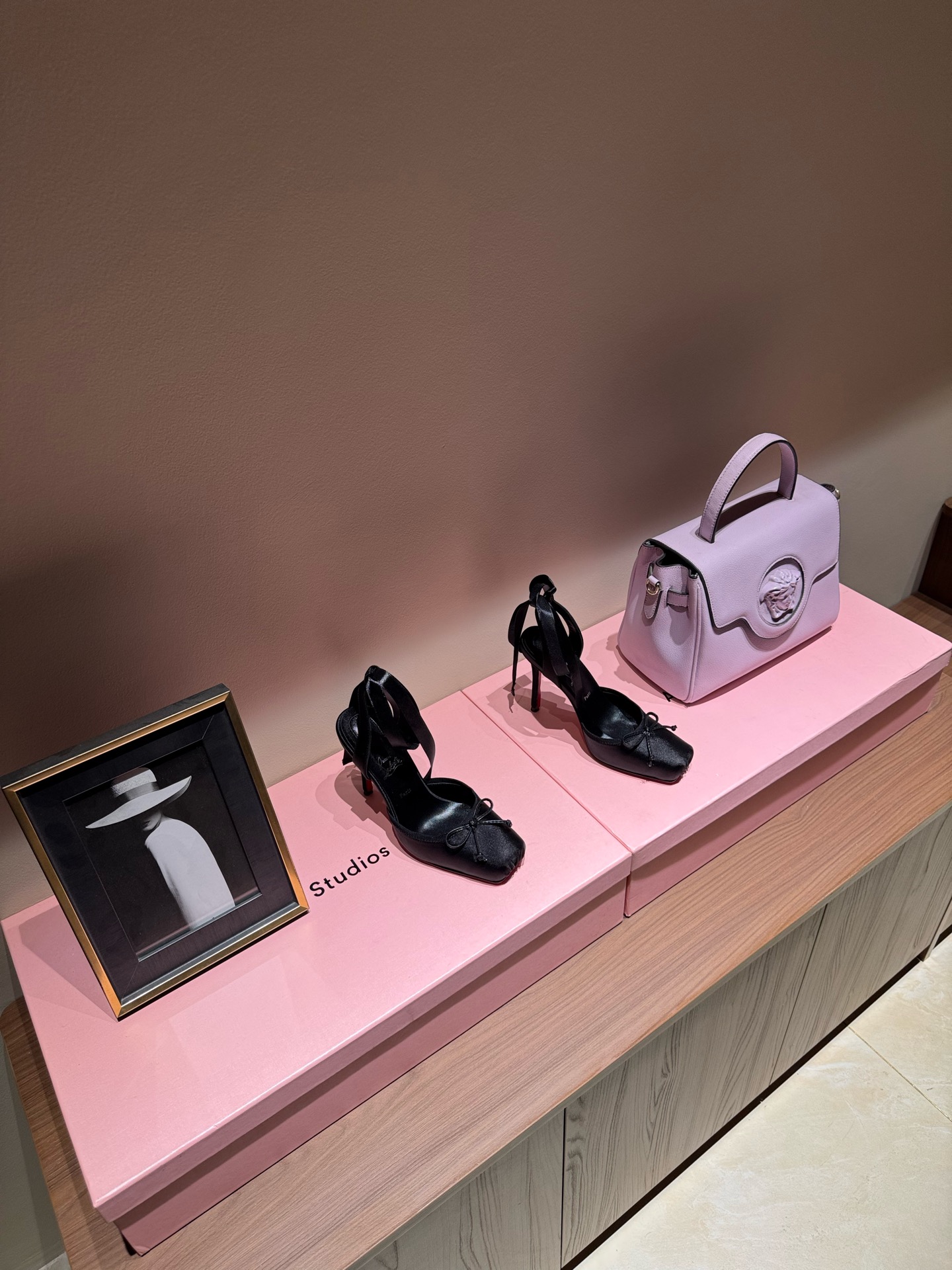 NO:170474,2025 Spring and Summer New Fashion Show Ballet Bow High Heels Sandals CL Red Sole Forever Red Sole High Heels New Red Sole Ballet High Heels Nothing to say is just a whole beauty #Fatal Temptation I just tried it on my feet. It’s very easy to wear very stable and also very beautiful #Red Sole Super Comfortable High Heels Female Shoes Must have a pair of red Sole Shoes, silk upper, sheepskin heels height 11cm Free shipping CL full set of original packaging, high heels, christian louboutin, christian louboutin, sandals, high heels, sheepskin, real silk198609092025春夏新款时装走秀芭蕾蝴蝶结高跟凉鞋 CL红底永远的 红底高跟 新款红底芭蕾高跟鞋 没什么好说的 就是一整个美疯#致命的诱惑 刚刚上脚试了 非常好穿非常稳 也非常美#红底鞋 超舒适的高跟鞋 女人味鞋子必须有一双红底鞋 鞋面真丝 内里羊皮 跟高11cm 包邮CL全套原版包装,高跟鞋,christian louboutin,christian louboutin,sandals,high heels,sheepskin,real silk,Women's Shoes