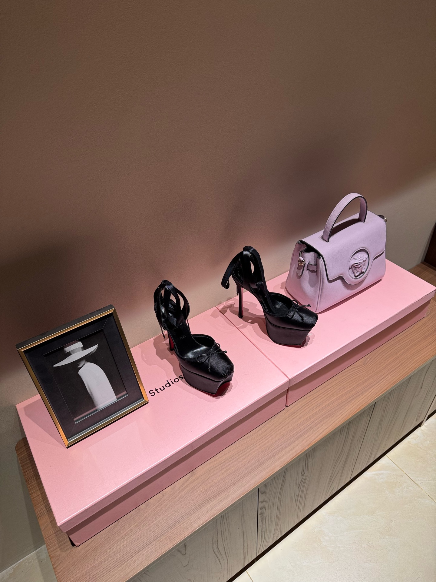 NO:170464,2025 Spring and Summer New Fashion Show Ballet Hen Hell Heels Sandals CL Red Sole Forever Red Sole High Heels New Red Sole Ballet High Heels Nothing to say is just a whole beauty #Fatal Temptation I just tried it on my feet. It’s very easy to wear very stable and also very beautiful #Red Sole Super Comfortable High Heels Female Shoes Must have a pair of red Sole Shoes, silk upper, inner sheepskin heels 15.5cm water table 6cm size 35-39 (40.41.42 order) Free shipping CL full set of original packaging, high heels, christian louboutin, christian louboutin, sandals, high heels, sheepskin, real silk198609092025春夏新款时装走秀芭蕾恨天高跟凉鞋 CL红底永远的 红底高跟 新款红底芭蕾高跟鞋 没什么好说的 就是一整个美疯#致命的诱惑 刚刚上脚试了 非常好穿非常稳 也非常美#红底鞋 超舒适的高跟鞋 女人味鞋子必须有一双红底鞋 鞋面真丝 内里羊皮 跟高15.5cm 水台6cm 尺寸35-39（40.41.42订） 包邮CL全套原版包装,高跟鞋,christian louboutin,christian louboutin,sandals,high heels,sheepskin,real silk,Women's Shoes