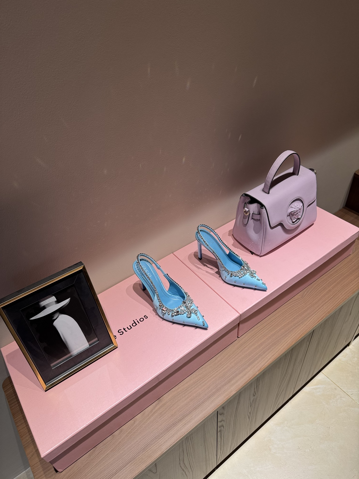NO:170461,2025 Spring, the new model is launched, so beautiful that it can't be moved away. The 2025 counter is synchronized with spring and summer new Gucci 25S Spring and summer new product rhinestone candy color with sandals and high heels. G home reflects the high-end feeling. It always makes people feel capitalized. It looks quite simple style but it is inexplicably high-end on the feet. It is very sexy. It allows you to easily match it with all kinds of styles. The upper is imported silk cloth rhinestone buckle. The inner is imported sheepskin. The heel height is 10.5cm Size35-39 (customized on 40/41/42), high heels, gucci, gucci, sandals, high heels, sheepskin, real silk198609092025开春 新款首发 美得挪不开眼 2025专柜同步春夏新款Gucci 25S春夏新品水钻糖果色 后带凉鞋高跟 G家在体现高级感这块 总让人大写的服气 看起来蛮简单的款式 但上脚就莫名很高阶 非常性感 让你轻松搭配尽显各种风格 鞋面采用进口真丝布水钻扣 内里采用进口羊皮 意大利进口真皮底 跟高10.5cm Size35-39（40/41/42定制）,高跟鞋,gucci,gucci,sandals,high heels,sheepskin,real silk,Women's Shoes