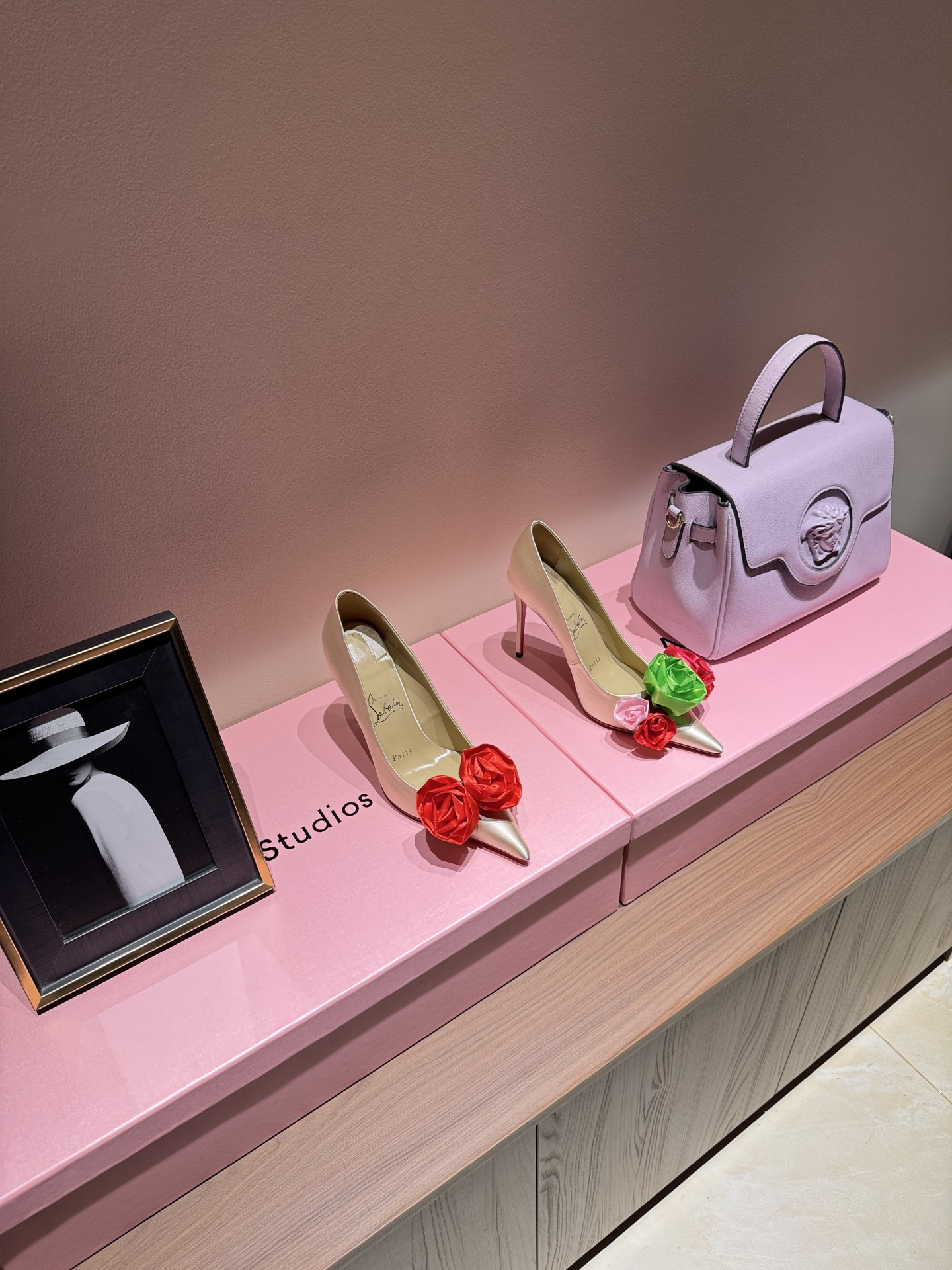 NO:924983,Christian Louboutin Miss Z 100 high heels Christian Louboutin Miss Z 100 high heels, with the iconic red base and rose white color, with a strong luster. The pointed toe design of mm stiletto heels is elegant and sexy. The word 'Paris' is written on the inside of the shoe, giving it a French luxury atmosphere!  Whether it is an evening dress or a formal occasion, you can easily manage it with full aura. SIZE: 35-39 (40.41 order), high heels and single shoes, high heels19860909Christian Louboutin Miss Z 100高跟鞋 Christian Louboutin Miss Z 100高跟鞋,标志性红底玫瑰白色,光泽感超强.尖头设计mm细高跟,优雅又性感,鞋内侧“Paris”字样,法式奢华氛围拉满！无论晚礼服还是正式场合,都能轻松驾驭,气场全开. SIZE: 35-39（40.41订）,高跟鞋单鞋,high heels,Women's Shoes