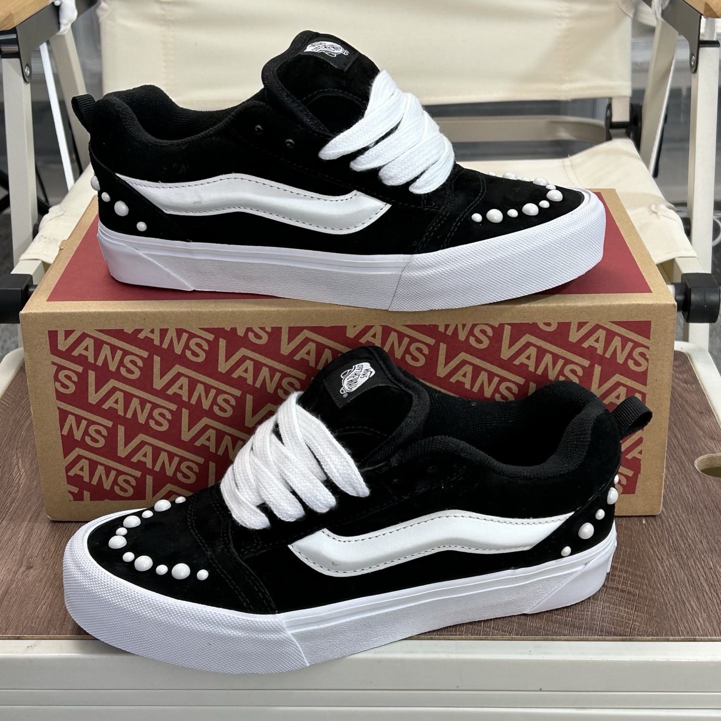 新款出货 本地140 Vans Knu Skool 经典舒适 支撑 低帮 板鞋 男女同款 黑白我真的要被这个鞋迷住啦‼️‼️ 珍珠铆钉+经典黑白这双Vans简直把甜酷风焊在脚上了黑白拼色的经典，被珍珠铆钉点亮 是少女的甜，也是街头的酷麂皮质感很高级，细节里都是质感搭配牛仔裤，是随性自在的日常配小裙子，又多了几分甜酷反差一双鞋，把风格玩出两种味道 货号：VN000E9XBLA 颜色：vans面包黑珍珠 尺码：35 36 36.5 37 38 38.5 39 40 40.5 41 42 42.5 43 44 45