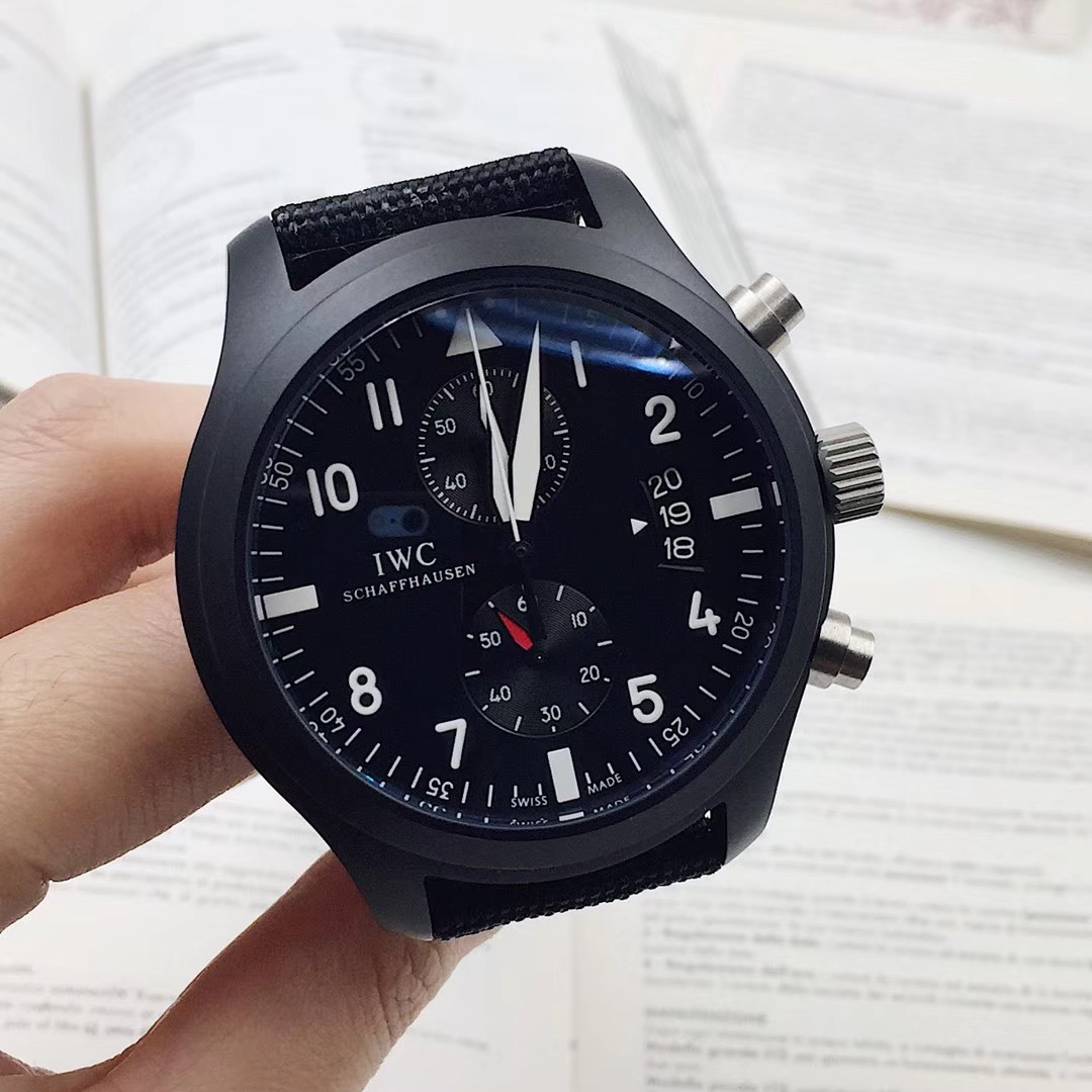 IWC飛行士シリーズTOP GUN Miramar腕時計 - 男性用、堅牢なデザイン