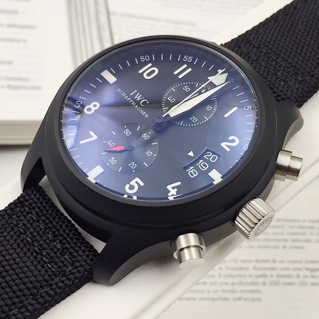 IWC飛行士シリーズTOP GUN Miramar腕時計 - 男性用、堅牢なデザイン