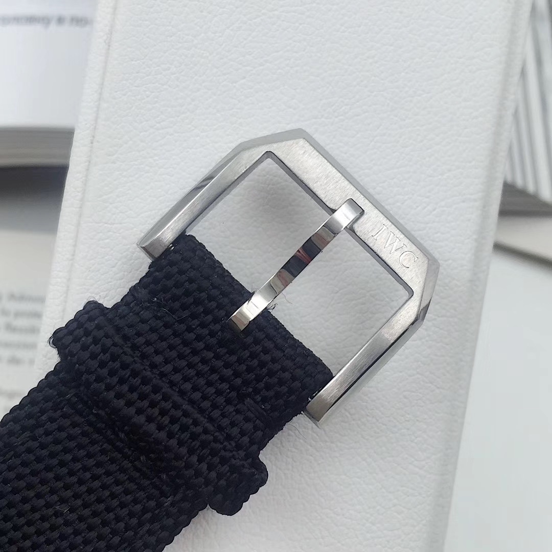 IWC飛行士シリーズTOP GUN Miramar腕時計 - 男性用、堅牢なデザイン