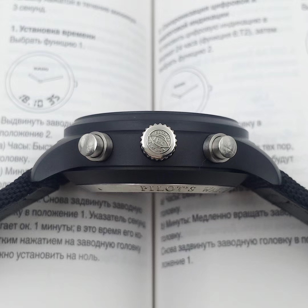 IWC飛行士シリーズTOP GUN Miramar腕時計 - 男性用、堅牢なデザイン