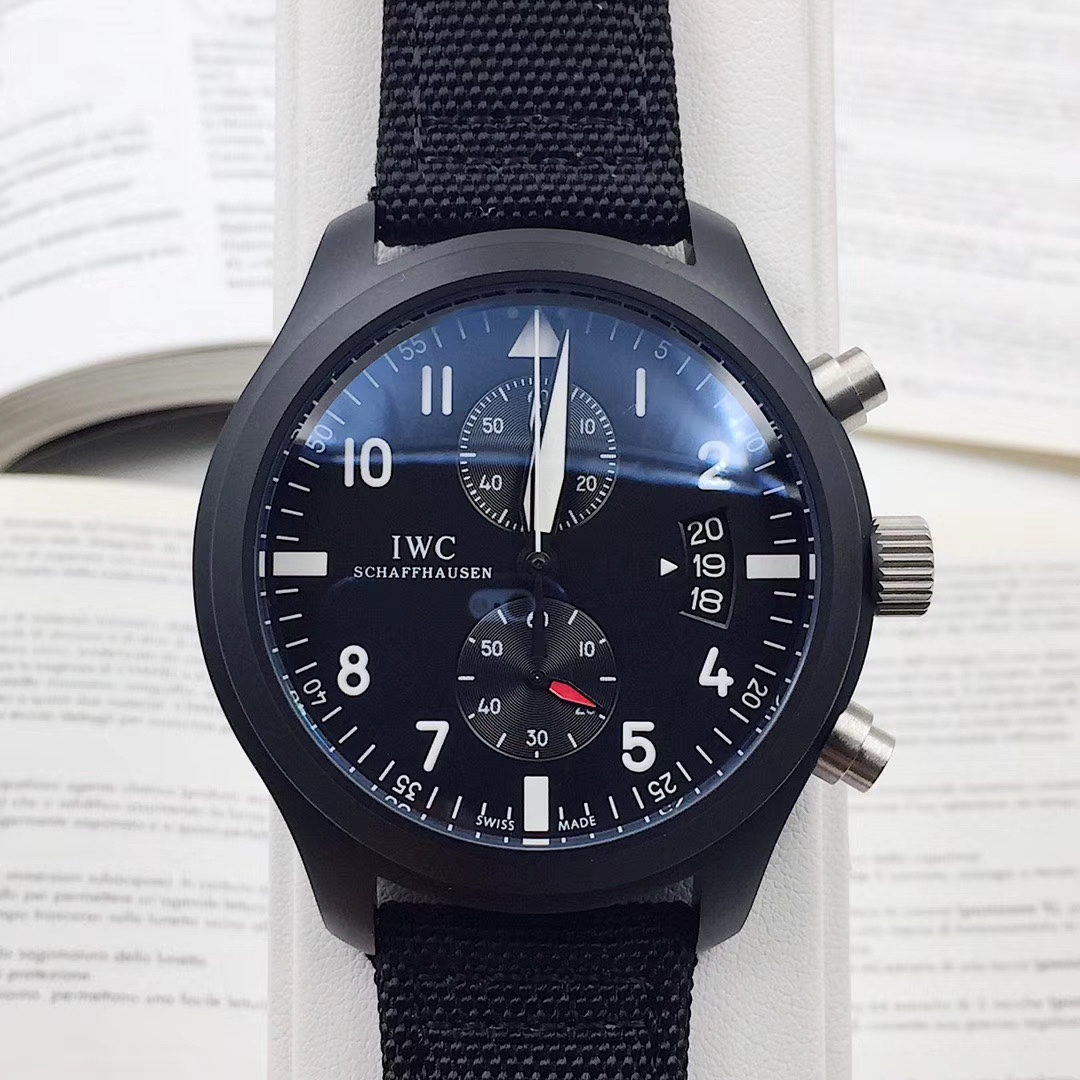 IWC飛行士シリーズTOP GUN Miramar腕時計 - 男性用、堅牢なデザイン