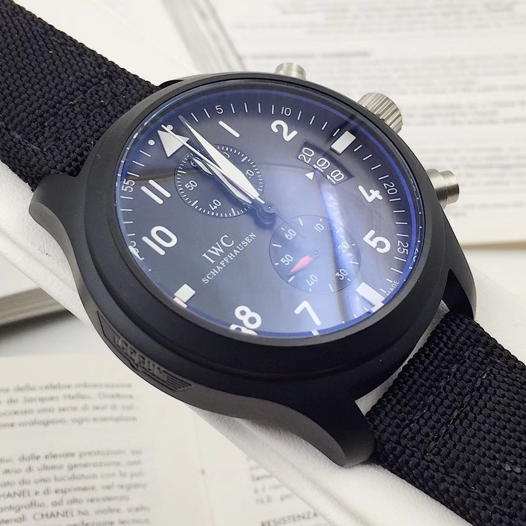 IWC飛行士シリーズTOP GUN Miramar腕時計 - 男性用、堅牢なデザイン