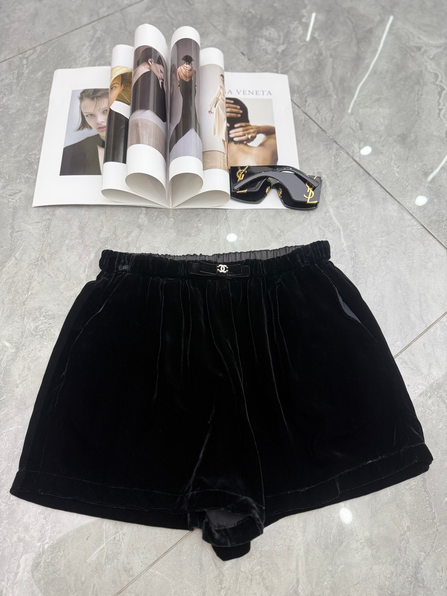 Trendy Silk Shorts for Spring 2025 with Snack Pack in NYC Boutique - 图片 2