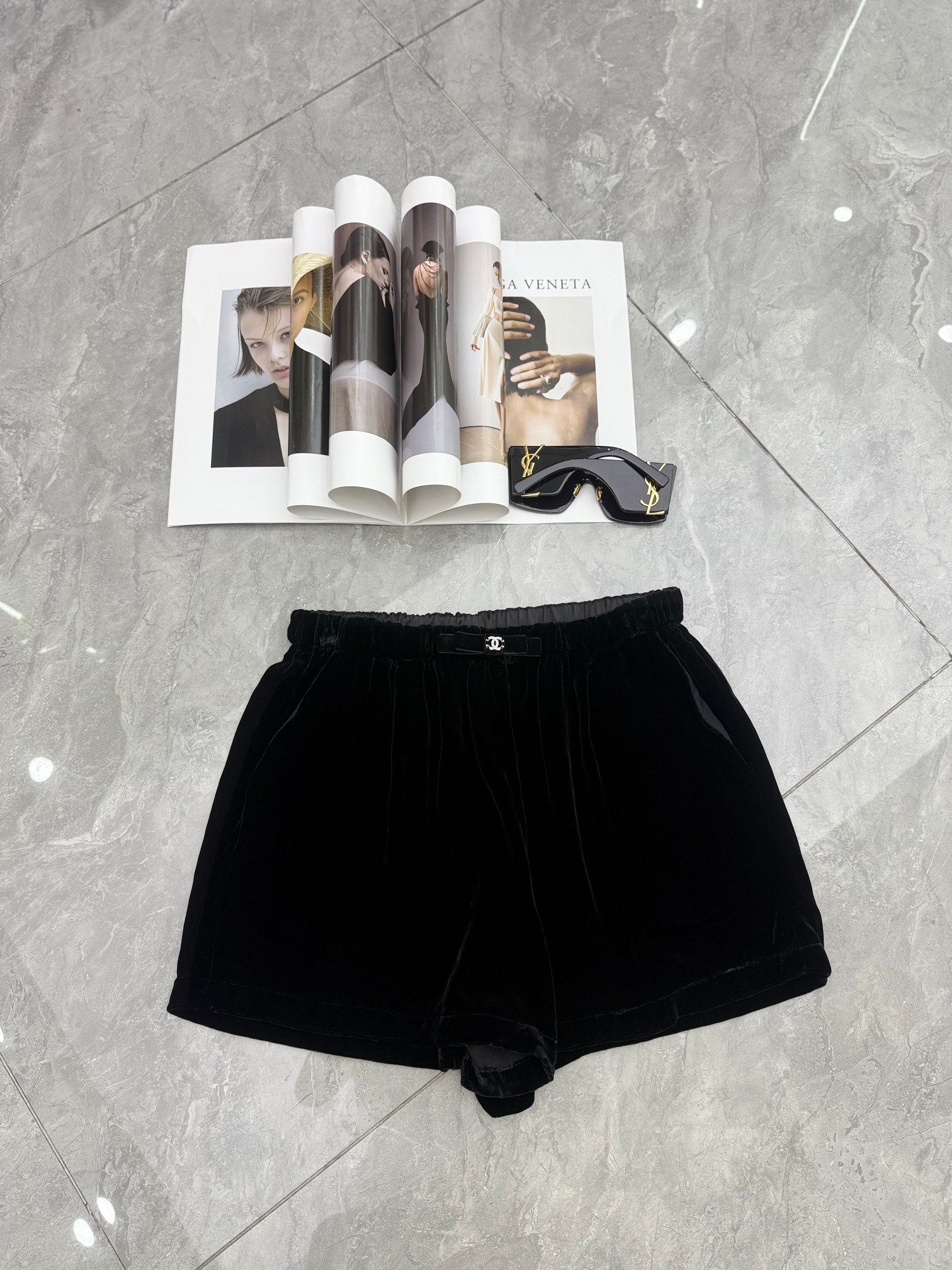 Trendy Silk Shorts for Spring 2025 with Snack Pack in NYC Boutique - 图片 1