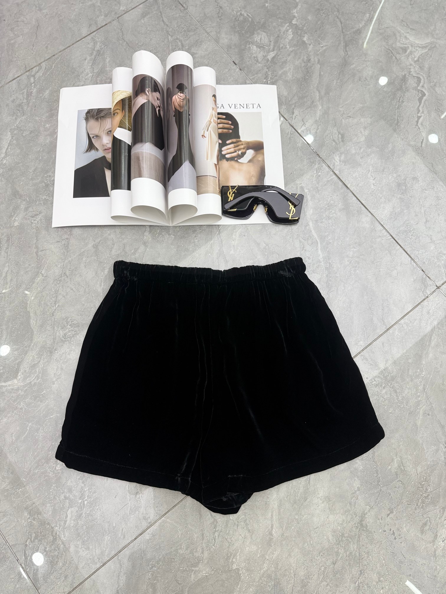 Trendy Silk Shorts for Spring 2025 with Snack Pack in NYC Boutique - 图片 3