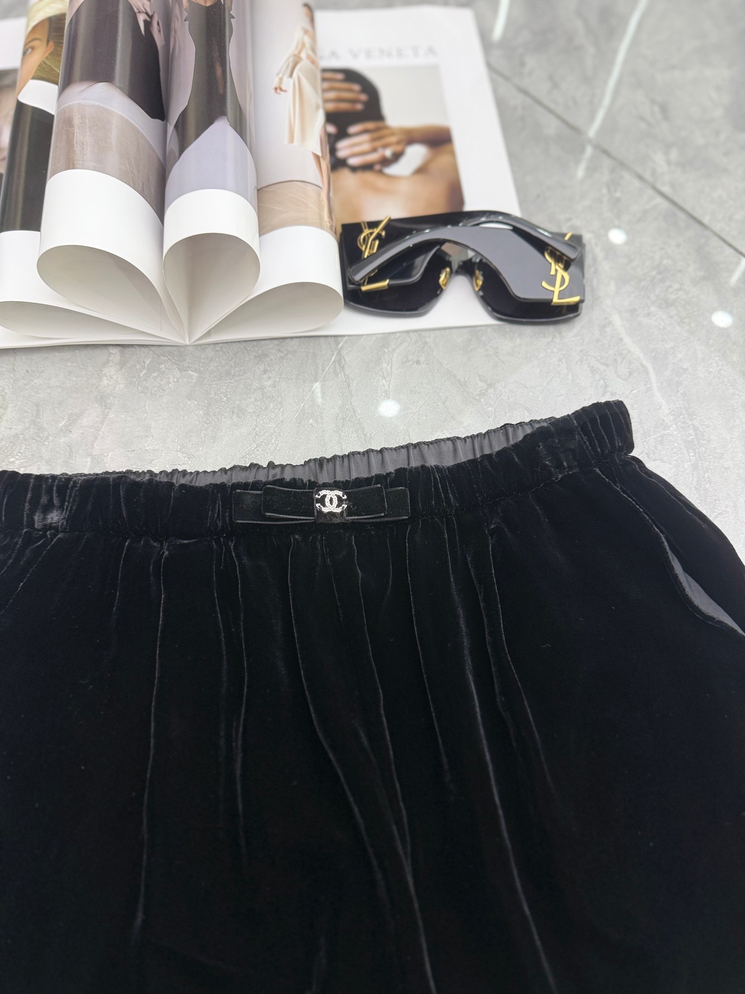 Trendy Silk Shorts for Spring 2025 with Snack Pack in NYC Boutique - 图片 4
