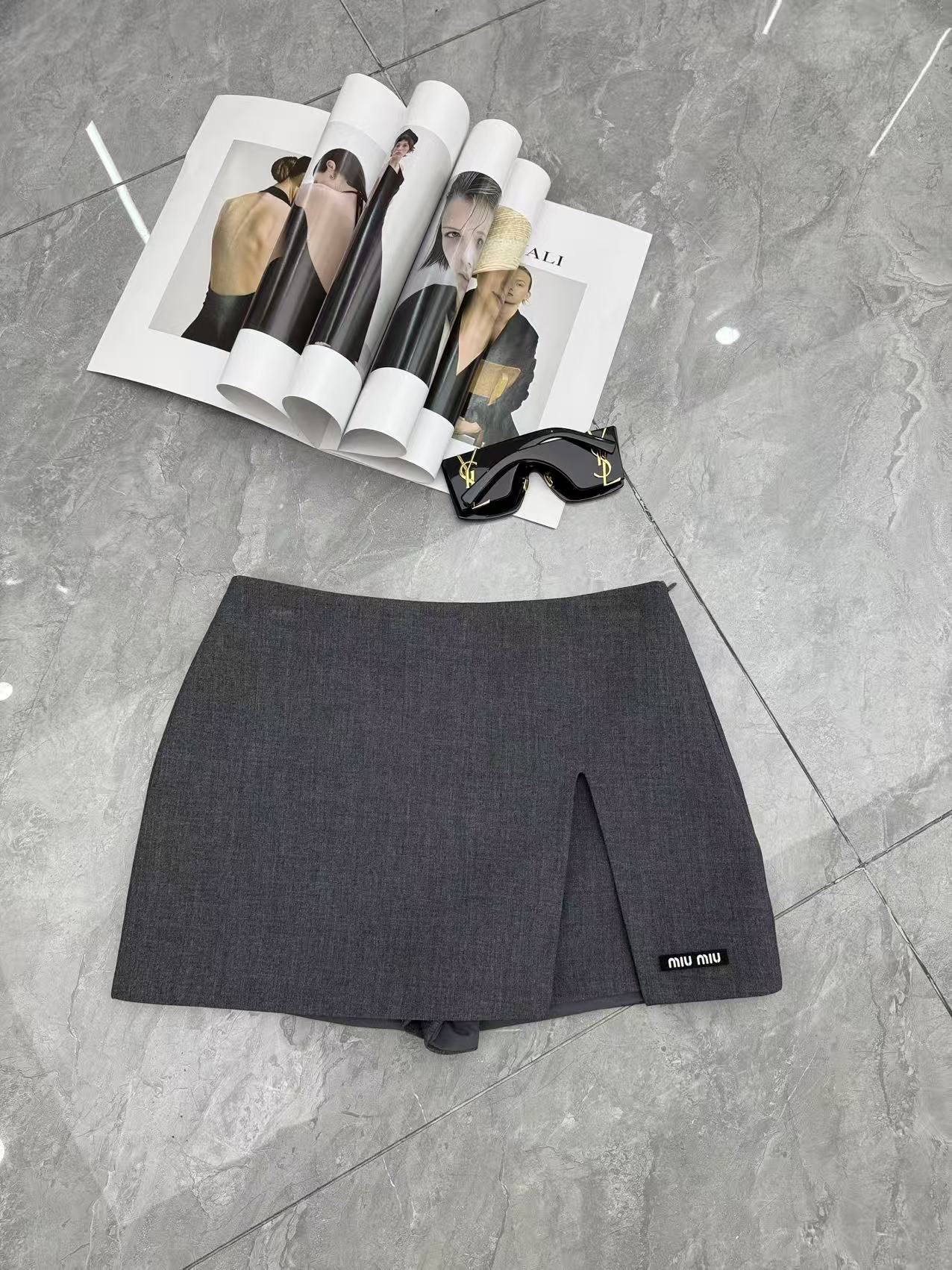 “High-End Quality Women’s Suits: Miu Burst New 2025 Autumn/Winter Collection in Cash Black and Grey” - 图片 1