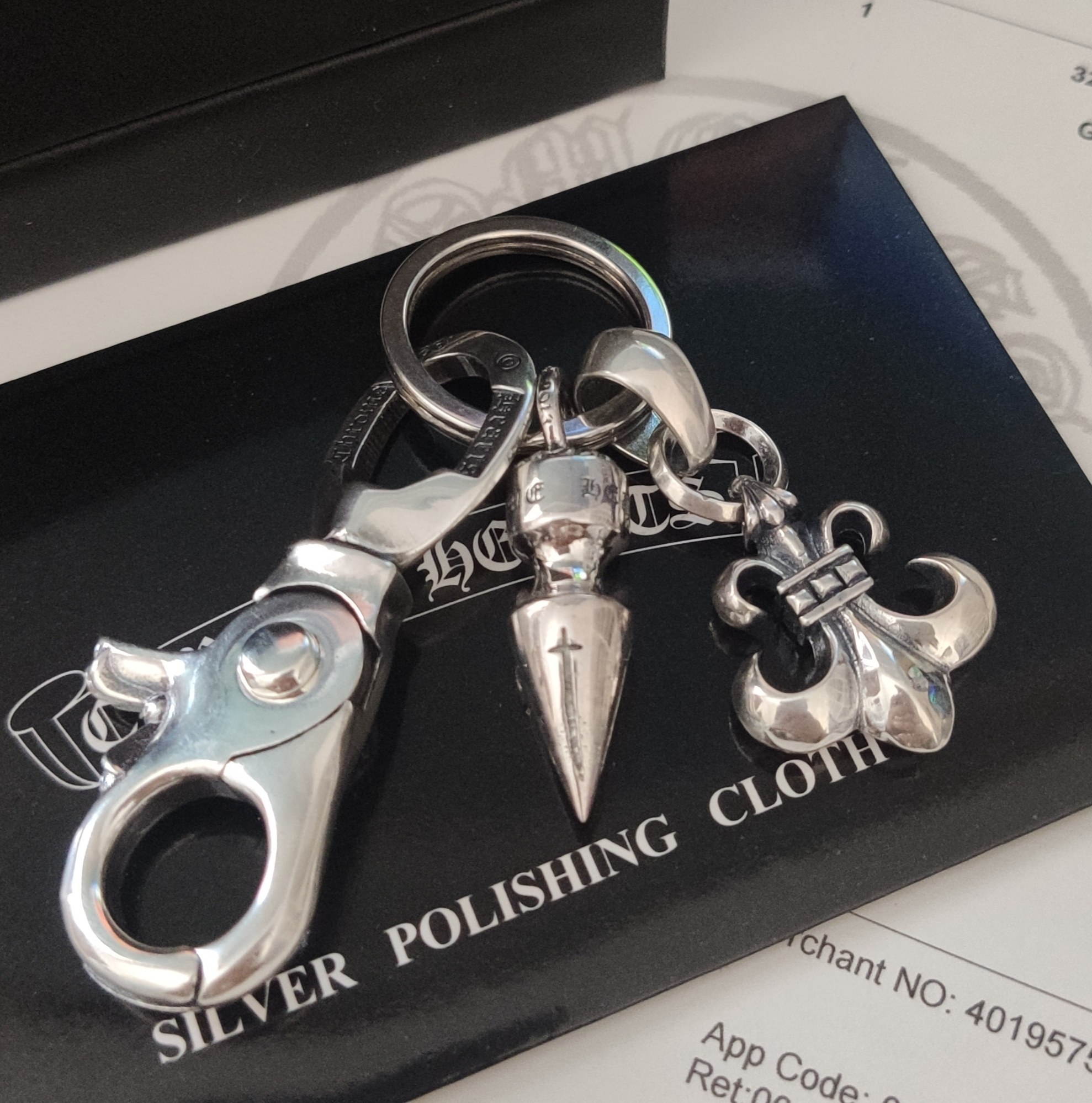 💰 150 现货 克罗心钥匙扣，既是钥匙扣也可以是项链，单独再买条自己喜欢的项链就可实现多了两条项链！！！非常划算的一款饰品，钥匙扣也是项链吊坠！！！