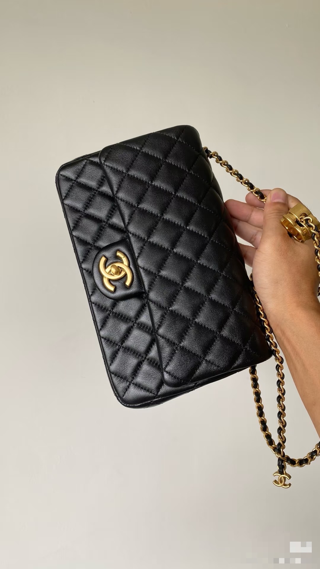 Bolso Clásico Chanel 25B con Doble C, Cuero de Cordero Negro y Herrajes Dorados