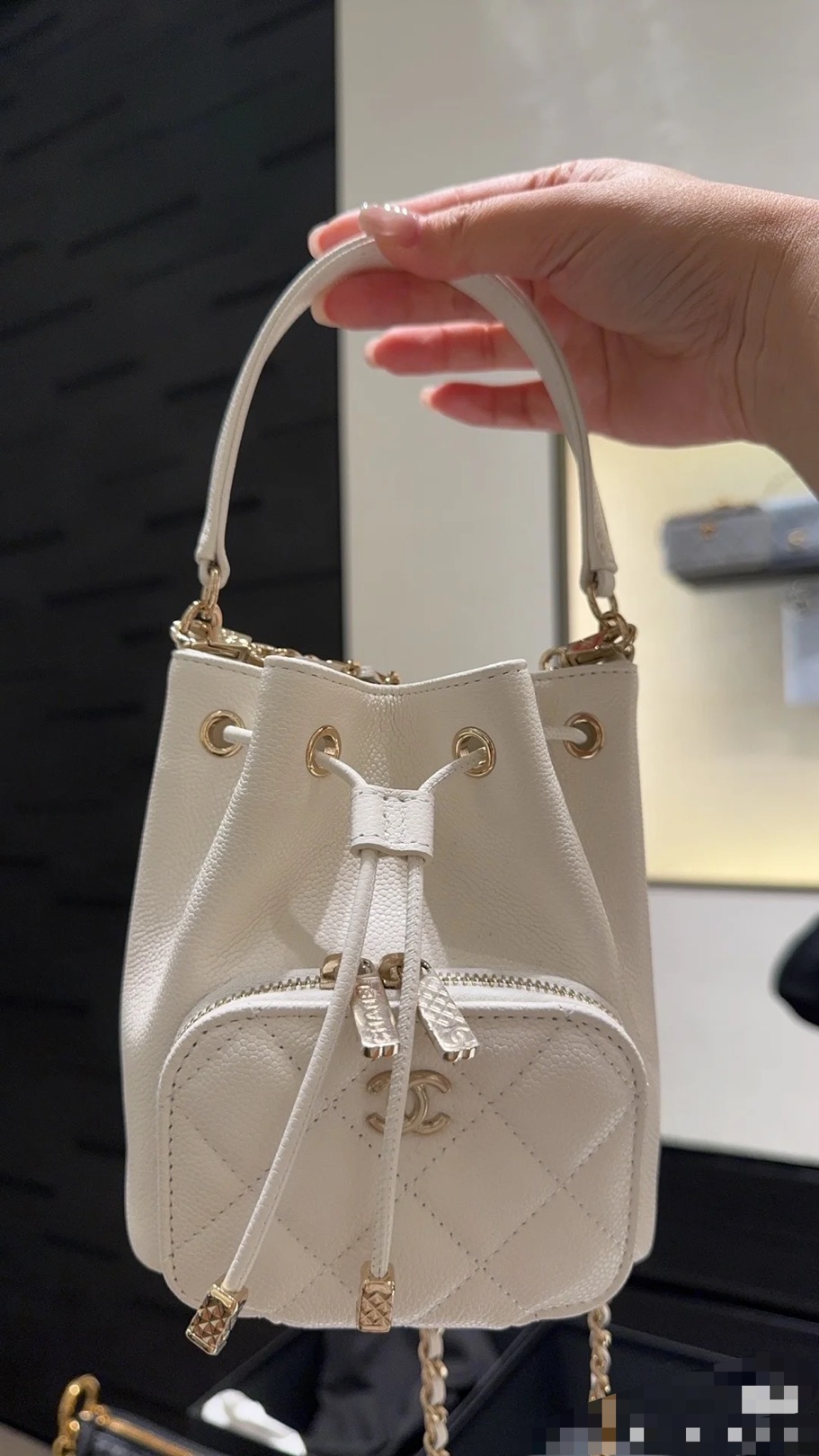 Sac Seau Chanel 25B Crème avec Motif Losange et Détails Dorés, 12.5 x 10 x 7 cm