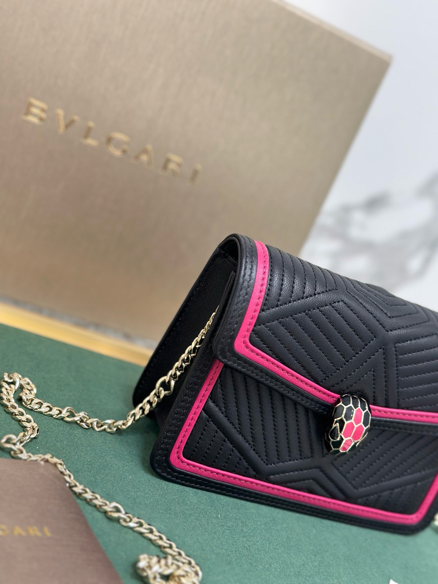 Bvlgari Serpenti Forever系列 蛇形绣线限定款 288104