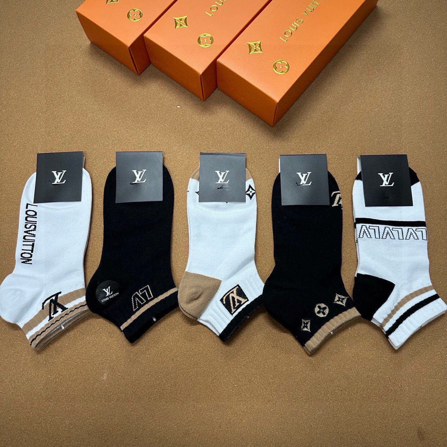 NO:677099,LOUIS VUITTON · Louis Vuitton's new socks [five pairs in a box] pure cotton material, soft and comfortable, jacquard classic pattern logo, good-looking big-name brand, fashionable people must-have super matching socks, stockings, socks, louis vuitton, louis vuitton, louis vuitton, louis vuitton, socks19860909 LOUIS VUITTON · 路易威登大驴家新品袜子【一盒五双】纯棉材质,柔软舒适,提花经典图案标志,炒鸡好看大牌出街,潮人必备超好搭袜子,丝袜,袜子,louis vuitton,louis vuitton,louis vuitton,louis vuitton,socks,accessory