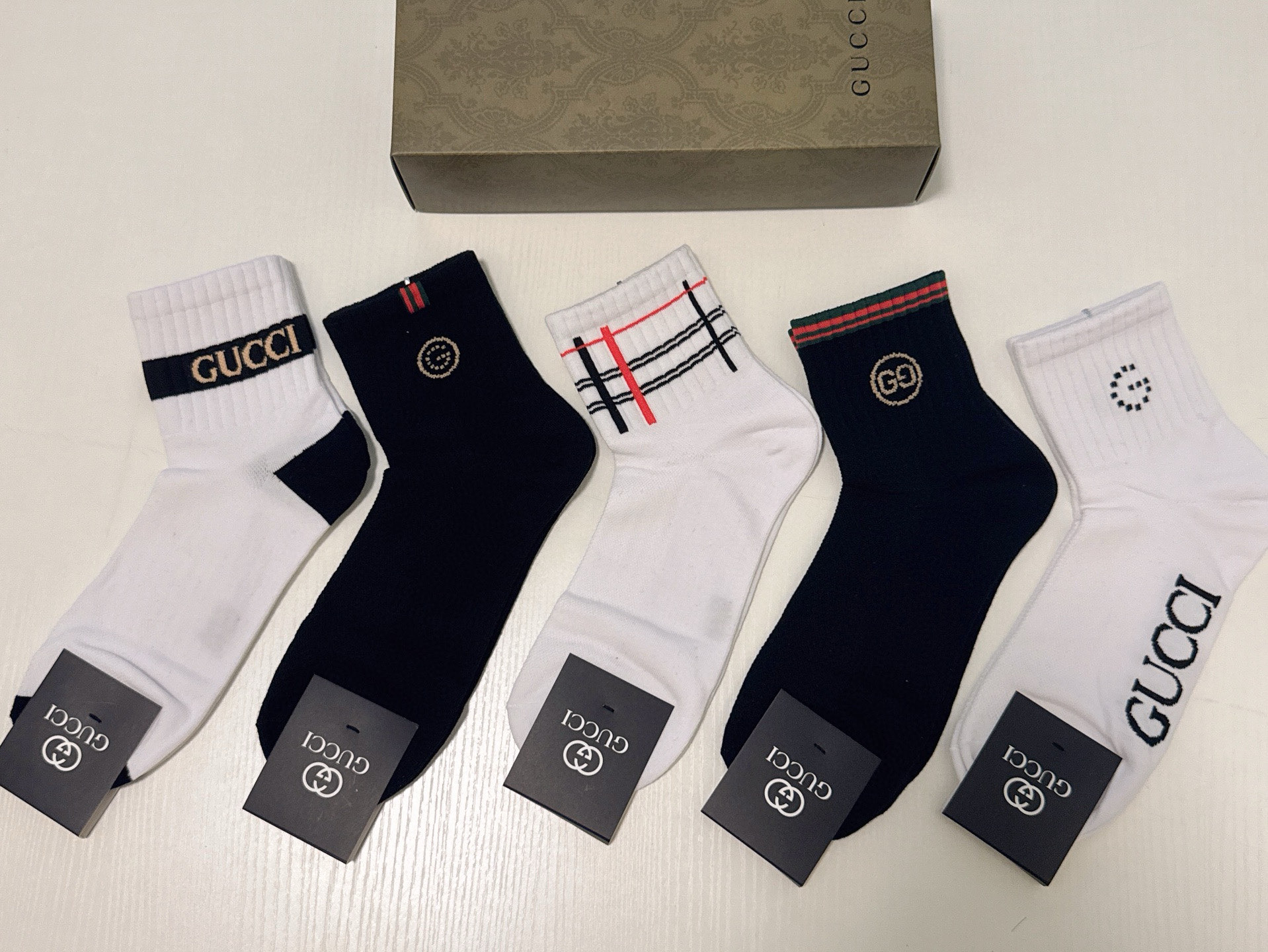 NO:677112,Gucci · Gucci G's new socks [five pairs in a box] jacquard classic double G logo, super nice, super beautiful in person, super popular small items, big names on the street, fashionable people must have super easy to match socks, stockings, socks, gucci, gucci, socks19860909 Gucci · 古奇G家新品袜子【一盒五双】提花经典双G标志,超级nice,实物超漂亮,超火爆小单品,大牌出街,潮人必备超好搭袜子,丝袜,袜子,gucci,gucci,socks,accessory