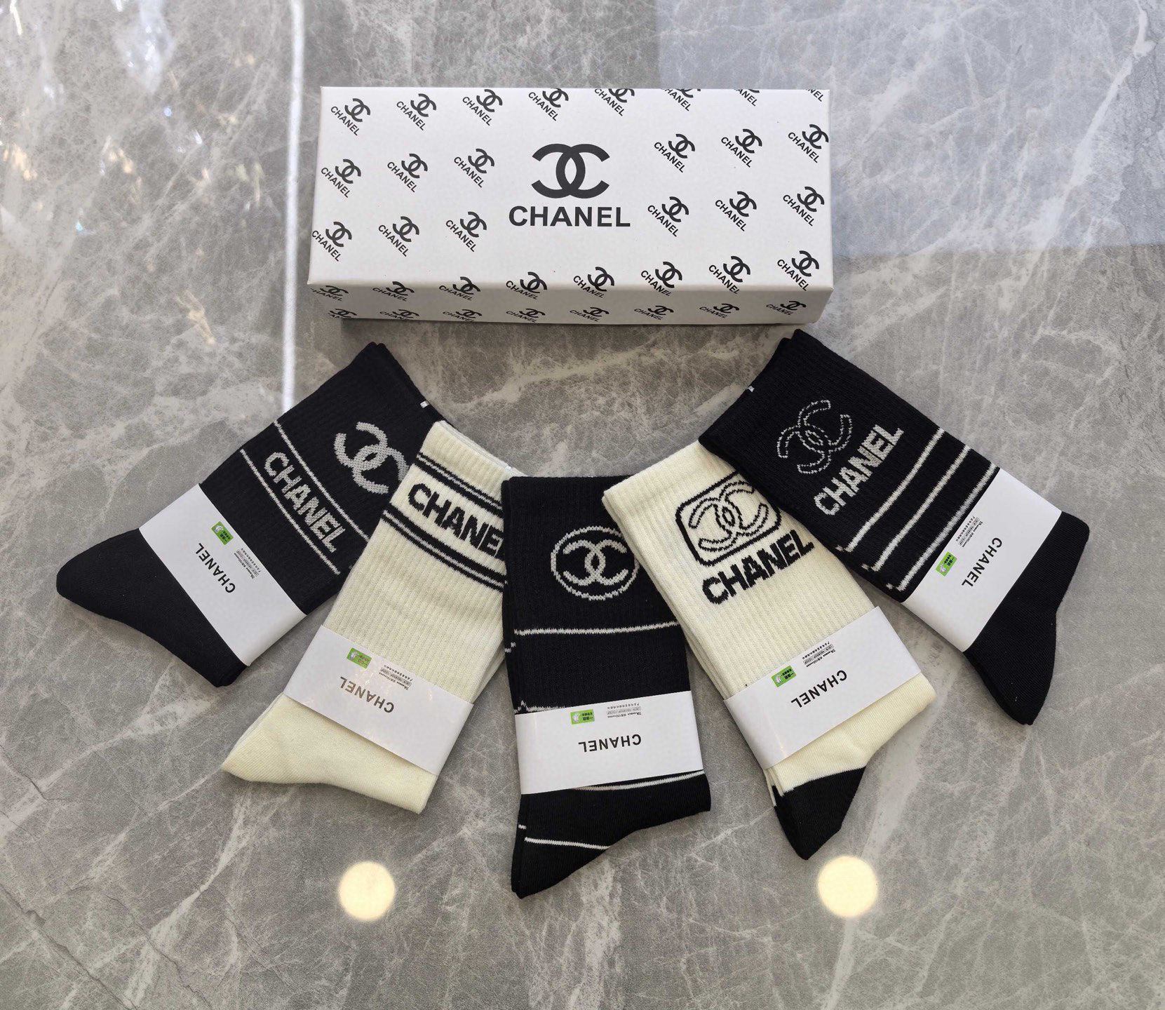 NO:677135,CHANEL · Chanel's new women's socks [five pairs in a box] made of pure cotton, soft, comfortable and breathable, jacquard classic brand full name logo, fried chicken nice, big-name outings, fashionable people's must-have socks, stockings, socks, chanel, chanel, socks19860909 CHANEL · 香奈儿香奶奶家新品女款袜子【一盒五双】纯棉材质,柔软舒适透气,提花经典品牌全称logo,炒鸡nice,大牌出街,潮人必备超好搭袜子,丝袜,袜子,chanel,chanel,socks,accessory
