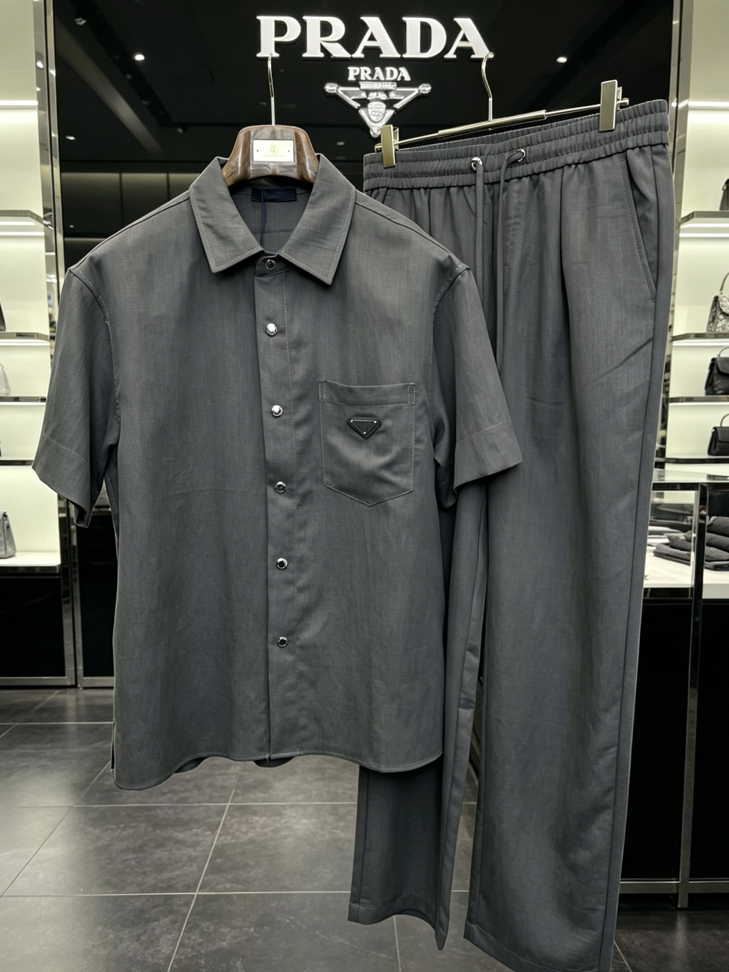 /套。Prada普拉达💥砸锅卖铁都要上的新款新款专柜同款短袖按扣套装，高级感满满！细节精致高档，做工无可