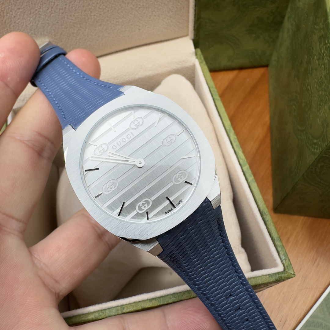 NO:388933,Batch Spot, Spot GUCCI Gucci 25H series watches, streamlined design is inspired by the smooth shape of contemporary architecture, using a light and light multi-layer case and five-chain steel bracelet, paired with the brand letter interwoven pattern logo. The name of GUCCI 25H comes from the lucky number that is meaningful to creative director Yalisanzhuo Michelli. Dial 34mm. Steel multi-layer case, interlocking double G pattern silver-toned brass dial, five-chain steel bracelet, Swiss-made quartz movement, 3 ATM (30 meters) waterproof, anti-reflective coating sapphire glass, all accessories are from Jin*Feng original factory, back-fitting packaging box.,,gucci,gucci19860909批 现货,现货GUCCI 古驰25H系列腕表,流线型设计灵感源自当代建筑的流畅造型,采用轻薄的多层表壳和五链节精钢表链,搭配品牌字母交织图案标识.GUCCI 25H的名字源于对创作总监亚力山卓·米开理来说具有意义的幸运数字.表盘34mm.精钢多层表壳,饰互扣式双G图案银色调黄铜表盘,五链节精钢表链,瑞士制造石英机芯,3 ATM（30米)防水,防反光涂层蓝宝石玻璃,全部配件来源于金*丰原厂,后配包装盒.,,gucci,gucci,Watch
