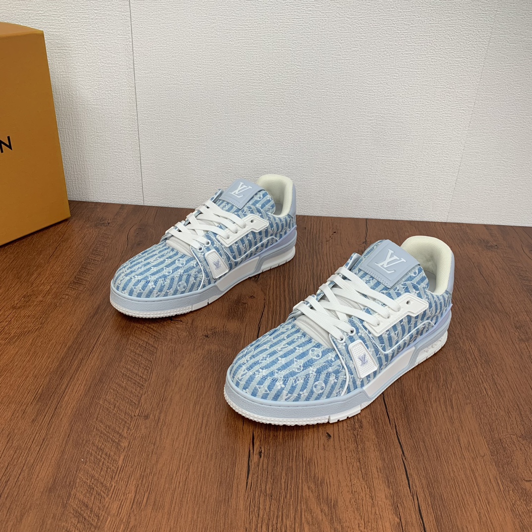 L家情侣新款LV TRAINER系列运动鞋Trainer 运动鞋设计师 Virgil Abloh 借篮球鞋启发的创意表达，此次以 Mini Monogram 条纹织物宣扬盛夏气息。繁复鞋面需要七小时的匠心缝制方可完成，手写体路易威登标识栖身一侧。，外底饰有 Monogram 花卉，并延续创新凝胶外底带来的舒适体验。驴家的鞋子舒适度是不必多说。这次凸出牛仔搭配主题 多色可选 上脚个性十足 时尚度拉满 全套包装配 ！\n女码：----\n男码：-------标准皮鞋尺码WL