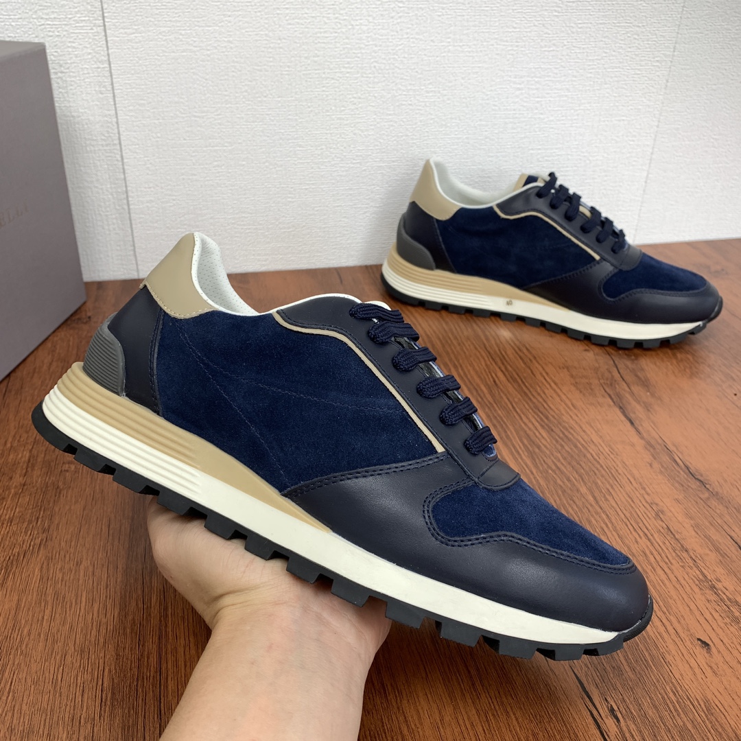 NO:532898,Code YS004050 Brunello Cucinelli New Suede Leather Sneakers Shipping Suit (BC) This brand is the world's top luxury brand from Italy. All products are made of the top fabrics in the clothing industry today. Coupled with Italy's unique traditional handicrafts, the brand has the reputation of 'real luxury goods in the clothing industry'!  The fabric is made of imported reverse velvet cowhide and calfskin splicing design. The inner lining is a white benzene dyed calfskin inner lining. It has a 0.5mm round punching design, without fading, no slippage, breathability and no stuffiness!  The stitching details in the same color, the tongue has logo appliques, the insole is decorated with logos, the heel contrast design is decorated with brand logos, the multi-layer rubber combination sole extends to the toe, and the heel rubber patch is wrapped, and the personality and fashion style is very popular!  With original drawer shoe box, shoe storage bag!  Multi-color options!  Size 39-40-41-42-43-44 Leather Shoe Size Article No. 9674 Sports Dark Blue, Brunello Cucinelli, Sneakers, Cowhide19860909编码YS004050 Brunello Cucinelli新款绒面皮运动鞋出货 简称（BC) 此品牌是来自意大利的世界顶级奢侈品牌,所有产品均选用现今服装界最顶级的面料,加上意大利得天独厚的传统手工艺,使得该品牌又有“服装界真正的奢侈品”之美誉！ 面料采用进口反绒牛皮、小牛皮拼接设计,内里是本白色苯染专用小牛皮内里,0.5mm圆形冲孔设计,不掉色,不打滑,透气不闷脚！同色系缝线细节、鞋舌有logo贴花、鞋垫饰有标志、鞋后跟撞色设计饰有品牌标志,多层橡胶组合大底,外底延伸至鞋头,后跟橡胶贴片包裹,个性时尚范爆棚！配原版抽屉式鞋盒,鞋履收纳袋！多色可选！ 尺码39-40-41-42-43-44皮鞋码 货号9674运动 深蓝,,brunello cucinelli,sneakers,cowhide,Men's shoes