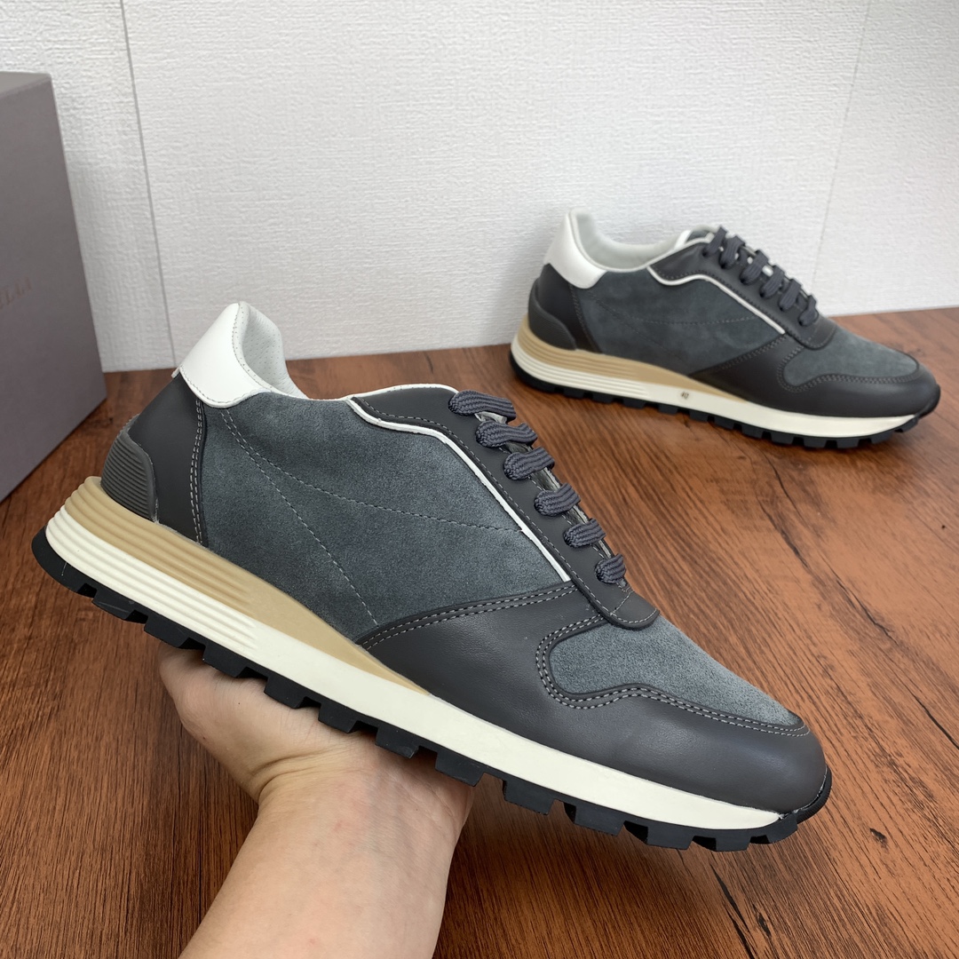 NO:532892,Code YS004050 Brunello Cucinelli New Suede Leather Sneakers Shipping Suit (BC) This brand is the world's top luxury brand from Italy. All products are made of the top fabrics in the clothing industry today. Coupled with Italy's unique traditional handicrafts, the brand has the reputation of 'real luxury goods in the clothing industry'!  The fabric is made of imported reverse velvet cowhide and calfskin splicing design. The inner lining is a white benzene dyed calfskin inner lining. It has a 0.5mm round punching design, without fading, no slippage, breathability and no stuffiness!  The stitching details in the same color, the tongue has logo appliques, the insole is decorated with logos, the heel contrast design is decorated with brand logos, the multi-layer rubber combination sole extends to the toe, and the heel rubber patch is wrapped, and the personality and fashion style is very popular!  With original drawer shoe box, shoe storage bag!  Multi-color options!  Size 39-40-41-42-43-44 Leather Shoe Size Article No. 9674 Sports Dark Gray, brunello cucinelli,sneakers,cowhide19860909编码YS004050 Brunello Cucinelli新款绒面皮运动鞋出货 简称（BC) 此品牌是来自意大利的世界顶级奢侈品牌,所有产品均选用现今服装界最顶级的面料,加上意大利得天独厚的传统手工艺,使得该品牌又有“服装界真正的奢侈品”之美誉！ 面料采用进口反绒牛皮、小牛皮拼接设计,内里是本白色苯染专用小牛皮内里,0.5mm圆形冲孔设计,不掉色,不打滑,透气不闷脚！同色系缝线细节、鞋舌有logo贴花、鞋垫饰有标志、鞋后跟撞色设计饰有品牌标志,多层橡胶组合大底,外底延伸至鞋头,后跟橡胶贴片包裹,个性时尚范爆棚！配原版抽屉式鞋盒,鞋履收纳袋！多色可选！ 尺码39-40-41-42-43-44皮鞋码 货号9674运动 深灰,,brunello cucinelli,sneakers,cowhide,Men's shoes