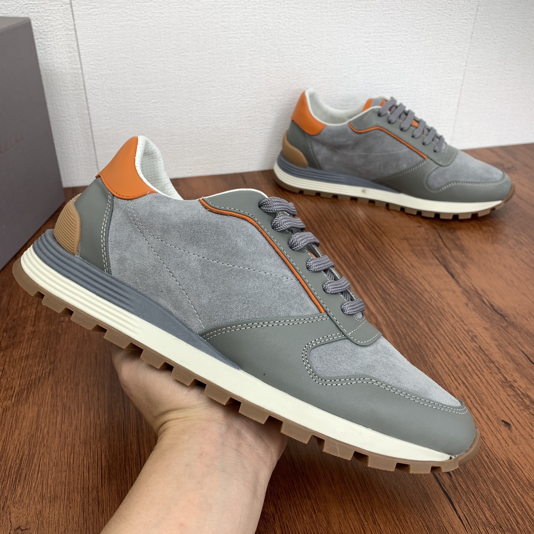 NO:532887,Code YS004050 Brunello Cucinelli New Suede Leather Sneakers Shipping Suit (BC) This brand is the world's top luxury brand from Italy. All products are made of the top fabrics in the clothing industry today. Coupled with Italy's unique traditional handicrafts, the brand has the reputation of 'real luxury goods in the clothing industry'!  The fabric is made of imported reverse velvet cowhide and calfskin splicing design. The inner lining is a white benzene dyed calfskin inner lining. It has a 0.5mm round punching design, without fading, no slippage, breathability and no stuffiness!  The stitching details in the same color, the tongue has logo appliques, the insole is decorated with logos, the heel contrast design is decorated with brand logos, the multi-layer rubber combination sole extends to the toe, and the heel rubber patch is wrapped, and the personality and fashion style is very popular!  With original drawer shoe box, shoe storage bag!  Multi-color options!  Size 39-40-41-42-43-44 leather shoe size Article number 9674 leather light gray, brunello cucinelli,sneakers,cowhide19860909编码YS004050 Brunello Cucinelli新款绒面皮运动鞋出货 简称（BC) 此品牌是来自意大利的世界顶级奢侈品牌,所有产品均选用现今服装界最顶级的面料,加上意大利得天独厚的传统手工艺,使得该品牌又有“服装界真正的奢侈品”之美誉！ 面料采用进口反绒牛皮、小牛皮拼接设计,内里是本白色苯染专用小牛皮内里,0.5mm圆形冲孔设计,不掉色,不打滑,透气不闷脚！同色系缝线细节、鞋舌有logo贴花、鞋垫饰有标志、鞋后跟撞色设计饰有品牌标志,多层橡胶组合大底,外底延伸至鞋头,后跟橡胶贴片包裹,个性时尚范爆棚！配原版抽屉式鞋盒,鞋履收纳袋！多色可选！ 尺码39-40-41-42-43-44皮鞋码 货号9674拼皮 浅灰,,brunello cucinelli,sneakers,cowhide,Men's shoes