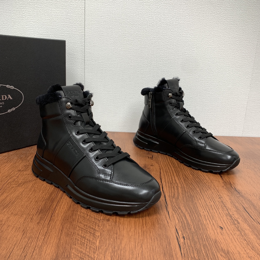NO:690258,Code YS004050 Prada/Prada lace-up high-top wool sneakers, top-notch goods produced in Dongguan, show version, leading counter trial style, Nappa cowhide material, light and breathable, soft and comfortable, side zipper opening and closing, more convenient to put on and take off, calfskin leather edging decoration, distinctive sports style, leather tongue PRADA letter badge, fully display the brand style, lightweight convex pattern rubber sole, light and about 4CM higher  Genuine leather feet, full wool lining, great foot feel, with original packaging, size 39-40-41-42-43-44, leather shoe size, item number 4E3596, prada, prada, sneakers, cowhide19860909编码YS004050 Prada/普拉达 系带高帮羊毛运动鞋 莞产顶级猛货 秀场版 领先专柜尝鲜款式 纳帕牛皮材质 轻盈透气 柔软舒适 侧面拉链开合穿脱更方便 小牛皮真皮包边装饰 颇具与众不同的运动风范 真皮鞋舌 PRADA字母徽章 尽显品牌格调 轻质凹凸花纹橡胶鞋底 轻盈且增高约4CM 真皮垫脚 全羊毛充斥内里脚感极佳 配原包装 尺码39-40-41-42-43-44 皮鞋尺码 货号4E3596毛里,,prada,prada,sneakers,cowhide,Men's shoes