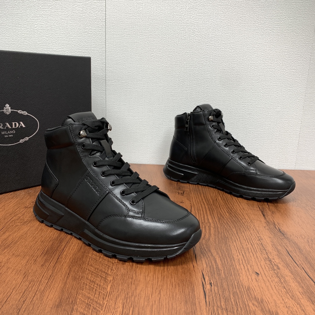 NO:690257,Code YS004048 Prada/Prada lace-up high-top sneakers, top-notch goods produced in Guangdong, show version, leading counter trial style, Nappa cowhide material, light and breathable, soft and comfortable, side zipper opening and closing, more convenient to put on and take off, calfskin leather edging decoration, distinctive sports style, leather tongue PRADA letter badge, fully display the brand style, lightweight convex pattern rubber sole, light and about 4CM higher  Genuine leather feet. Customer-supplied mesh lining provides excellent foot feel. Comes with original packaging. Size 39-40-41-42-43-44. Leather shoe size. Item number 4E3596. Niuli, prada, prada, sneakers, cowhide.19860909编码YS004048 Prada/普拉达 系带高帮运动鞋 莞产顶级猛货 秀场版 领先专柜尝鲜款式 纳帕牛皮材质 轻盈透气 柔软舒适 侧面拉链开合穿脱更方便 小牛皮真皮包边装饰 颇具与众不同的运动风范 真皮鞋舌 PRADA字母徽章 尽显品牌格调 轻质凹凸花纹橡胶鞋底 轻盈且增高约4CM 真皮垫脚 客供网布内里脚感极佳 配原包装 尺码39-40-41-42-43-44 皮鞋尺码 货号4E3596 牛里,,prada,prada,sneakers,cowhide,Men's shoes