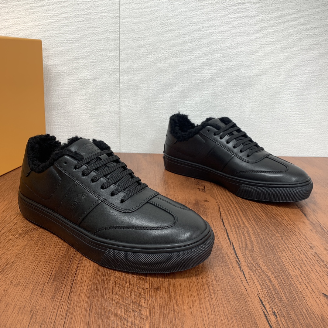 NO:270723,Code YS004252 TOD'S/Todds New autumn and winter men's leather wool sneakers This sports and casual shoes are made of suede calfskin and smooth calfskin, with full wool inner foot pads, soft and thermal insulation, with Tod's logo on the sides, and the heel is wrapped in contrasting calfskin and logo details. It is matched with a classic rubber bean sole, and the heel is embellished with the brand's iconic element, rubber beans, easily create a vibrant winter look. The style is classic and versatile, comfortable and warm on the feet!  Packed with original box! Size 39-40-41-42-43-44 Standard leather shoes size Article number 53B wool shoes Black, Tod's, sneakers, cowhide19860909编码YS004252 TOD'S/托德斯 秋冬新款男士皮革羊毛运动鞋 本款运动休闲鞋以绒面小牛皮和光滑小牛皮制成,全羊毛内里垫脚,柔软保温,侧边饰以Tod's标识,后跟撞色小牛皮包裹并饰有徽标细节,搭配经典橡胶豆豆鞋底,后跟点缀品牌标志性元素橡胶豆豆,轻松打造冬季活力造型.款式经典百搭,上脚舒适保暖！配原盒包装! 码数39-40-41-42-43-44 标准皮鞋尺码 货号53B羊毛鞋 黑色,,Tod's,sneakers,cowhide,Men's shoes