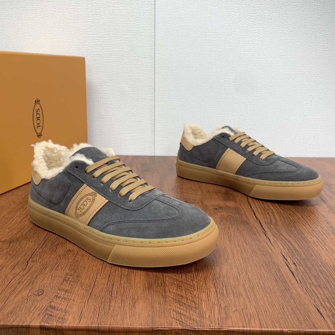 NO:270726,Code YS004252 TOD'S/Todds New autumn and winter men's leather wool sneakers This sports and casual shoes are made of suede calfskin and smooth calfskin, with full wool inner foot pads, soft and thermal insulation, with Tod's logo on the sides, and the heel is wrapped in contrasting calfskin and logo details. It is matched with a classic rubber bean sole, and the heel is embellished with the brand's iconic element, rubber beans, easily create a vibrant winter look. The style is classic and versatile, comfortable and warm on the feet!  Packed with original box! Size 39-40-41-42-43-44 Standard leather shoes size Article number 53B wool shoes Gray, Tod's,sneakers,cowhide19860909编码YS004252 TOD'S/托德斯 秋冬新款男士皮革羊毛运动鞋 本款运动休闲鞋以绒面小牛皮和光滑小牛皮制成,全羊毛内里垫脚,柔软保温,侧边饰以Tod's标识,后跟撞色小牛皮包裹并饰有徽标细节,搭配经典橡胶豆豆鞋底,后跟点缀品牌标志性元素橡胶豆豆,轻松打造冬季活力造型.款式经典百搭,上脚舒适保暖！配原盒包装! 码数39-40-41-42-43-44 标准皮鞋尺码 货号53B羊毛鞋 灰色,,Tod's,sneakers,cowhide,Men's shoes