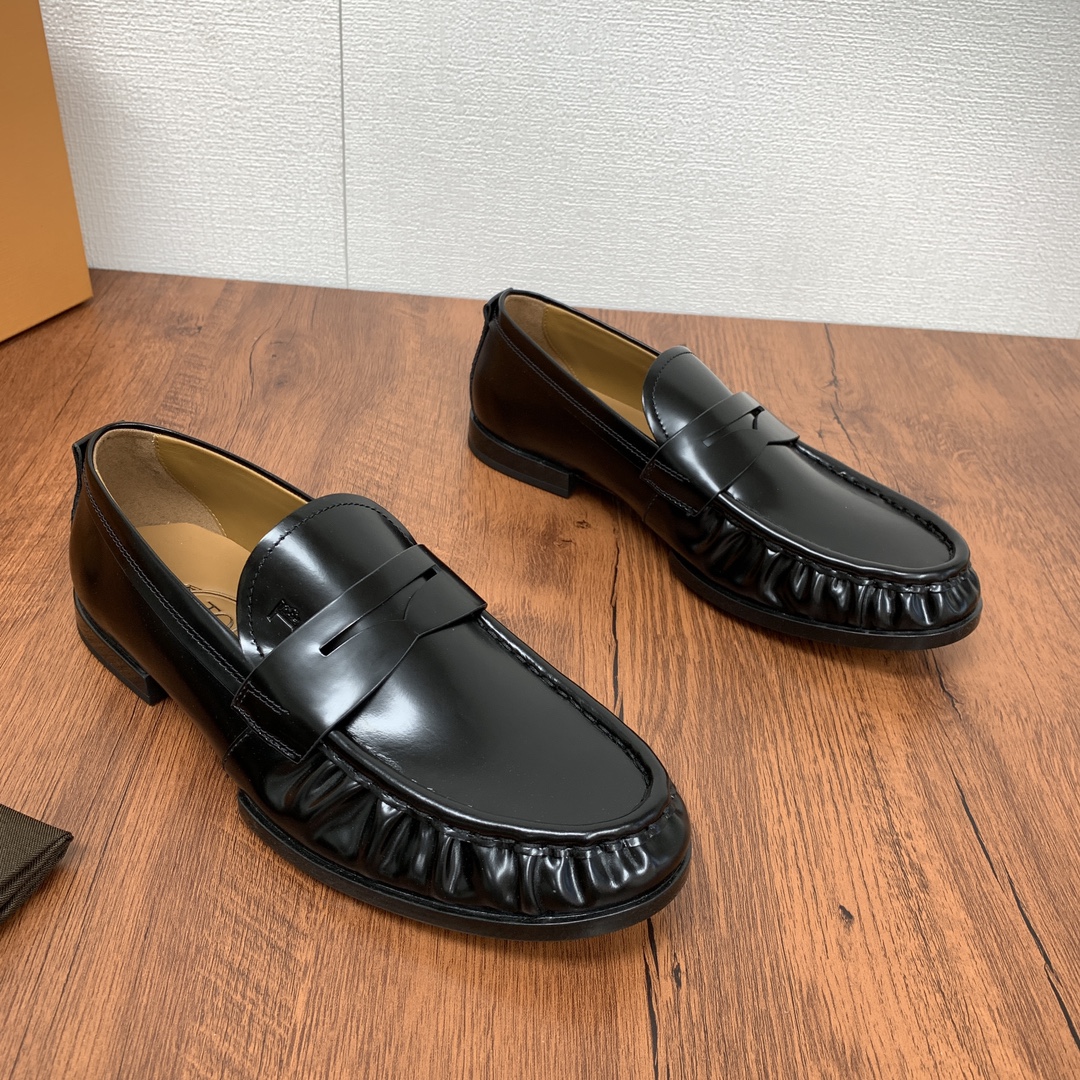 NO:270741,Code YS003645 TOD'S men's modern business casual foot cover new style, the same as Xiao Zhan!  The brand new design wrinkle toe, classic strap style, wrinkle-clip leather wrinkle delicate style design, wrinkle-clip-floped elegant style texture, leather is the highlight of the whole pair of shoes, the fine hand-made oil-edged craftsmanship is also a plus for the whole pair of shoes. It uses customized Italian A-grade wrinkle-opening beaded calf leather fabric, with brown fine-line calf leather inside, the comfort pursued by cash withdrawal designers, you can never wear socks leather shoes, paired with shorts and leisure pants are good, good choice for driving and traveling, the foot will give people a very high-end temperament, a low-key and delicious style, a style that can be appreciated, the sole uses a shiny TU horseshoe sole, which has a strong soft texture, a perfect pair of shoes is matched, high-end temperament can be seen at a glance, this style with high instep can also be put into it, the leather is really soft, and you can raise shoes!  Size 39-40-41-42-43-44 Normal leather shoe size!  Article No. 2944 Clipper, Tod's, shorts, cowhide, socks19860909编码YS003645 TOD'S男士摩登商务休闲套脚新款,肖战同款！ 全新设计抓皱鞋头,经典背带款式,开边珠皮革抓皱细腻风格设计,抓皱出优雅的风格纹理,皮革是整双鞋子的亮点色彩部分,精细的手工油边工艺,也是整双鞋子的加分项,采用定制意大利A级开边珠小牛皮面料,内里棕色细纹小牛皮,提现设计师追求的舒适度,完全可以不用穿袜子的皮鞋,搭配短裤,修闲裤都不错,开车旅行的良品佳选,上脚会给人一种很高端的气质,低调很有味道的款式,可以欣赏的款式,鞋底采用亮面TU马蹄大底,柔软质感强烈,一双完美的鞋子就是搭配完成,高端气质是一眼看的到的,此款脚背高的也可以入,皮真的很软,可以养的鞋子！ 尺码39-40-41-42-43-44 正常皮鞋码！ 货号2944 扣带,,Tod's,shorts,cowhide,socks,Men's shoes