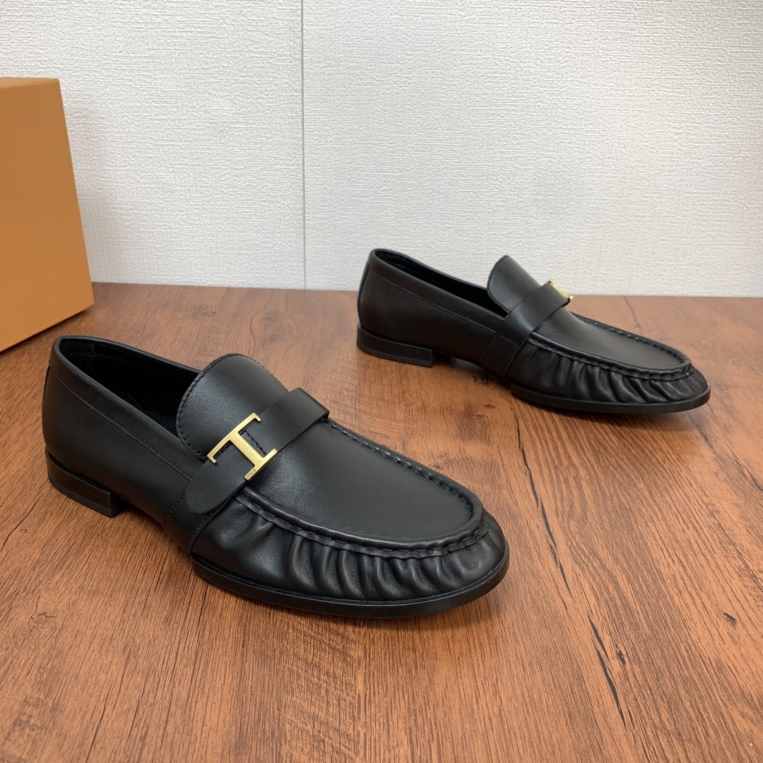 NO:270744,Code YS004050 TOD'S Men's Modern Business Casual Footwear New Style, Temperature Style!  The brand new design wrinkle toe, T-buckle instep strap design, can only be wrinkled and elegant style texture can be wrinkled. Leather is the highlight of the whole pair of shoes. It uses customized Italian A-grade fine-textured calf leather fabric, black and brown, and the inner layer is lambskin design. The comfort of the cash withdrawal designers pursue. Leather shoes without socks are all good. They are good choices for driving and traveling. They will give people a very high-end temperament, low-key and tasty styles. The retro hardware LOGO buckle is the finishing touch. The style you can appreciate is the sole of the shoe uses a shiny TU horseshoe sole, which has a strong soft texture. A perfect pair of shoes is matched. The high-end temperament can be seen at a glance. This style with high instep can also be put into it. The leather is really soft and can be maintained!  Size 39-40-41-42-43-44 Normal leather shoe size!  Article No. 2944 Copper buckle Black, Tod's, shorts, cowhide, sheepskin, socks19860909编码YS004050 TOD'S男士摩登商务休闲套脚新款,气质款！ 全新设计抓皱鞋头,T字扣脚背带设计,演绎皮革的细腻风格,才能抓皱出优雅的风格纹理,皮革是整双鞋子的亮点色彩部分,采用定制意大利A级细纹小牛皮面料,黑色,咖啡色两色,内里采用羊皮设计,提现设计师追求的舒适度,完全可以不用穿袜子的皮鞋,搭配短裤,修闲裤都不错,开车旅行的良品佳选,上脚会给人一种很高端的气质,低调很有味道的款式,复古五金LOGO饰扣更是点睛之笔,可以欣赏的款式,鞋底采用亮面TU马蹄大底,柔软质感强烈,一双完美的鞋子就是搭配完成,高端气质是一眼看的到的,此款脚背高的也可以入,皮真的很软,可以养的鞋子！ 尺码39-40-41-42-43-44 正常皮鞋码！ 货号2944铜扣 黑色,,Tod's,shorts,cowhide,sheepskin,socks,Men's shoes