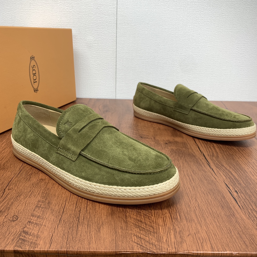NO:270757,Code YS003545 Todds (TOD'S) OTV suede leather slippers shipped!  This slipper is made of velvet soft suede leather, paired with tods letter print, exposed stitching design, and the sole is equipped with hand-woven raffia inlays and rubber beans.  The fabric comes from Italian velvet calf fur. Careful friends can touch the silky texture with their hands and feel the high-end materials. They are made of classic light-colored calfskin. The circle is inlaid with color and Rafite, and the real line is made of the original line. There is no cracking or trouble of opening rubber. It is equipped with a classic brand Doudou rubber outsole, divided into transparent gel and pure rubber version, which is consistent with the official, the classic evergreen version, intuitive 45-degree hand-sewn mark thread, and the main style of matching with a variety of colors is your best choice for spring, summer, early autumn, travel, driving, and friends. Jeans, casual styles, shorts, all of which are easy. The official colors are basically available. It is just that you choose the color. It can be said to be a shoe with a high volume. Friends who pursue quality and quality can feel at ease to wear it and wear it with a full set of packaging!  Size 39-40-41-42-43-44 Standard leather shoe size!  Article number Tod0903 buckle military green, Tod's, shorts, jeans, cowhide19860909编码YS003545 托德斯（TOD'S）OTV绒面皮革便鞋出货！ 本款便鞋以丝绒柔软的绒面皮革制成,搭配tods字母印花,外露缝线设计,鞋底设有手工编织拉菲草嵌边和橡胶豆豆 面料来自意大利绒感小牛翻毛皮,细心的朋友可以用手摸摸丝滑质感,感受高端的用料,里采用品牌经典浅色小牛皮搭配而成,周圈镶有颜色搭配拉菲草,走真线做法,无开裂,开胶烦恼,配以经典品牌豆豆橡胶大底,分透明胶和纯橡胶版,和官方一致,经典长青版型,直观45度手工缝制马克线,搭配多种颜色的主推款式,是你春季,夏季,初秋的不二选择,旅行,开车,会友的百搭款式选择,牛仔裤,休闲款,短裤,都轻松,官方色泽基本都有了,只是你选择颜色的事情了,可以说是保有量很高的一款鞋子了,对以品质和质量追求的朋友可以放心入 配全套包装！ 尺码39-40-41-42-43-44 标准皮鞋号！ 货号Tod0903扣带 军绿,,Tod's,shorts,jeans,cowhide,Men's shoes