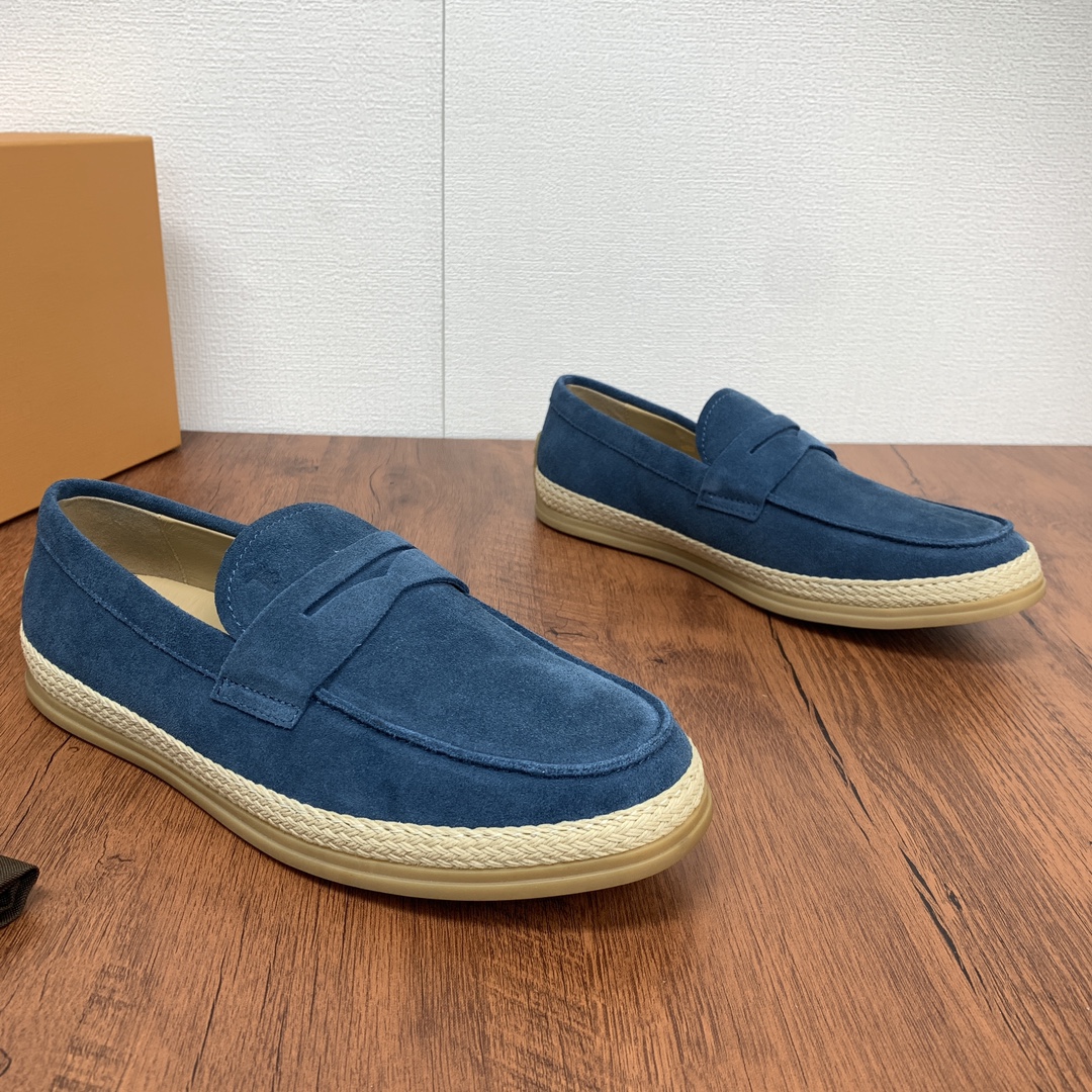 NO:270759,Code YS003545 Todds (TOD'S) OTV suede leather slippers shipped!  This slipper is made of velvet soft suede leather, paired with tods letter print, exposed stitching design, and the sole is equipped with hand-woven raffia inlays and rubber beans.  The fabric comes from Italian velvet calf fur. Careful friends can touch the silky texture with their hands and feel the high-end materials. They are made of classic light-colored calfskin. The circle is inlaid with color and Rafite, and the real line is made of the original line. There is no cracking or trouble of opening rubber. It is equipped with a classic brand Doudou rubber outsole, divided into transparent gel and pure rubber version, which is consistent with the official, the classic evergreen version, intuitive 45-degree hand-sewn mark thread, and the main style of matching with a variety of colors is your best choice for spring, summer, early autumn, travel, driving, and friends. Jeans, casual styles, shorts, all of which are easy. The official colors are basically available. It is just that you choose the color. It can be said to be a shoe with a high volume. Friends who pursue quality and quality can feel at ease to wear it and wear it with a full set of packaging!  Size 39-40-41-42-43-44 Standard leather shoe size!  Article number Tod0903 buckle dark blue, Tod's, shorts, jeans, cowhide19860909编码YS003545 托德斯（TOD'S）OTV绒面皮革便鞋出货！ 本款便鞋以丝绒柔软的绒面皮革制成,搭配tods字母印花,外露缝线设计,鞋底设有手工编织拉菲草嵌边和橡胶豆豆 面料来自意大利绒感小牛翻毛皮,细心的朋友可以用手摸摸丝滑质感,感受高端的用料,里采用品牌经典浅色小牛皮搭配而成,周圈镶有颜色搭配拉菲草,走真线做法,无开裂,开胶烦恼,配以经典品牌豆豆橡胶大底,分透明胶和纯橡胶版,和官方一致,经典长青版型,直观45度手工缝制马克线,搭配多种颜色的主推款式,是你春季,夏季,初秋的不二选择,旅行,开车,会友的百搭款式选择,牛仔裤,休闲款,短裤,都轻松,官方色泽基本都有了,只是你选择颜色的事情了,可以说是保有量很高的一款鞋子了,对以品质和质量追求的朋友可以放心入 配全套包装！ 尺码39-40-41-42-43-44 标准皮鞋号！ 货号Tod0903扣带 深蓝,,Tod's,shorts,jeans,cowhide,Men's shoes