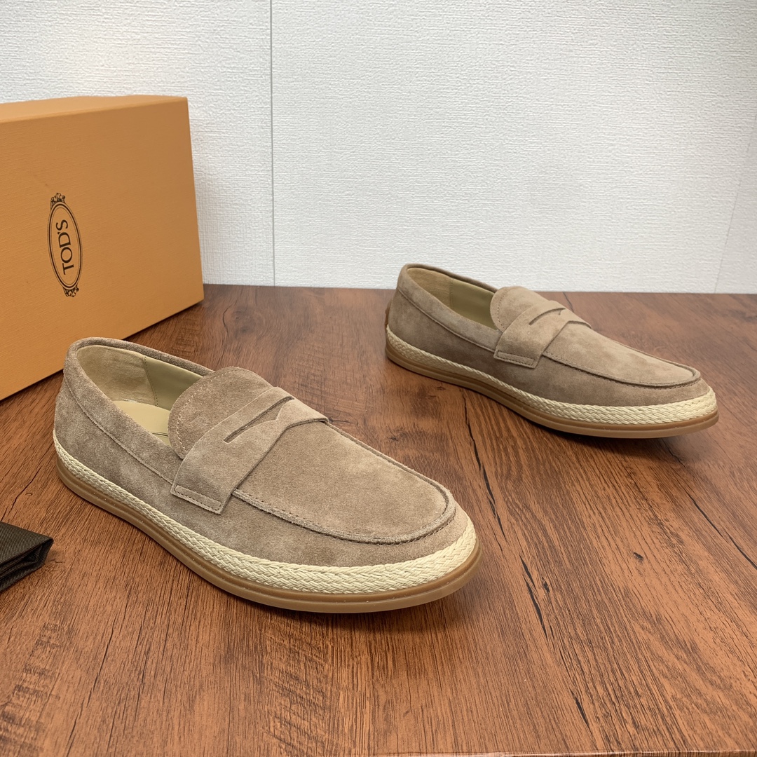 NO:270761,Code YS003545 Todds (TOD'S) OTV suede leather slippers shipped!  This slipper is made of velvet soft suede leather, paired with tods letter print, exposed stitching design, and the sole is equipped with hand-woven raffia inlays and rubber beans.  The fabric comes from Italian velvet calf fur. Careful friends can touch the silky texture with their hands and feel the high-end materials. They are made of classic light-colored calfskin. The circle is inlaid with color and Rafite, and the real line is made of the original line. There is no cracking or trouble of opening rubber. It is equipped with a classic brand Doudou rubber outsole, divided into transparent gel and pure rubber version, which is consistent with the official, the classic evergreen version, intuitive 45-degree hand-sewn mark thread, and the main style of matching with a variety of colors is your best choice for spring, summer, early autumn, travel, driving, and friends. Jeans, casual styles, shorts, all of which are easy. The official colors are basically available. It is just that you choose the color. It can be said to be a shoe with a high volume. Friends who pursue quality and quality can feel at ease to wear it and wear it with a full set of packaging!  Size 39-40-41-42-43-44 Standard leather shoe size!  Article number Tod0903 buckle khaki, Tod's, shorts, jeans, cowhide19860909编码YS003545 托德斯（TOD'S）OTV绒面皮革便鞋出货！ 本款便鞋以丝绒柔软的绒面皮革制成,搭配tods字母印花,外露缝线设计,鞋底设有手工编织拉菲草嵌边和橡胶豆豆 面料来自意大利绒感小牛翻毛皮,细心的朋友可以用手摸摸丝滑质感,感受高端的用料,里采用品牌经典浅色小牛皮搭配而成,周圈镶有颜色搭配拉菲草,走真线做法,无开裂,开胶烦恼,配以经典品牌豆豆橡胶大底,分透明胶和纯橡胶版,和官方一致,经典长青版型,直观45度手工缝制马克线,搭配多种颜色的主推款式,是你春季,夏季,初秋的不二选择,旅行,开车,会友的百搭款式选择,牛仔裤,休闲款,短裤,都轻松,官方色泽基本都有了,只是你选择颜色的事情了,可以说是保有量很高的一款鞋子了,对以品质和质量追求的朋友可以放心入 配全套包装！ 尺码39-40-41-42-43-44 标准皮鞋号！ 货号Tod0903扣带 卡其,,Tod's,shorts,jeans,cowhide,Men's shoes