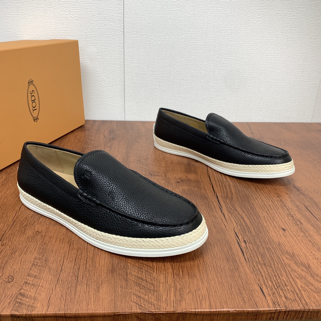 NO:270763,Code YS003545 Todds (TOD'S) OTV leather slippers shipped!  This slipper is made of soft Italian leather, paired with tods letter prints, exposed stitching design, and the sole is equipped with hand-woven Raffia inlays and rubber beans.  The fabric comes from Italian calfskin. The lipis is made of classic light-colored calfskin. The circle is inlaid with color and Rafite, and the real line is made with no cracking or rubber. It is equipped with a classic brand Doudou rubber outsole, divided into transparent gel and pure rubber version, which is consistent with the official, the classic evergreen version, intuitive 45-degree hand-sewn mark thread, and the main style of matching multiple colors is your best choice for spring, summer, early autumn, travel, driving, and friends, jeans, casual styles, shorts, all of which are easy. The official colors are basically available, but you are choosing the color. It can be said to be a shoe with a high volume. Friends who pursue quality and quality can feel at ease! With a full set of packaging!  Size 39-40-41-42-43-44 Standard leather shoe size!  Article No. 0903 lychee pattern black, Tod's, shorts, jeans, cowhide19860909编码YS003545 托德斯（TOD'S） OTV皮革便鞋出货！ 本款便鞋以柔软的意大利皮革制成,搭配tods字母印花,外露缝线设计,鞋底设有手工编织拉菲草嵌边和橡胶豆豆 面料来自意大利小牛皮,里皮采用品牌经典浅色小牛皮搭配而成,周圈镶有颜色搭配拉菲草,走真线做法,无开裂,开胶烦恼,配以经典品牌豆豆橡胶大底,分透明胶和纯橡胶版,和官方一致,经典长青版型,直观45度手工缝制马克线,搭配多种颜色的主推款式,是你春季,夏季,初秋的不二选择,旅行,开车,会友的百搭款式选择,牛仔裤,休闲款,短裤,都轻松,官方色泽基本都有了,只是你选择颜色的事情了,可以说是保有量很高的一款鞋子了,对以品质和质量追求的朋友可以放心入! 配全套包装！ 尺码39-40-41-42-43-44 标准皮鞋号！ 货号0903荔枝纹 黑色,,Tod's,shorts,jeans,cowhide,Men's shoes