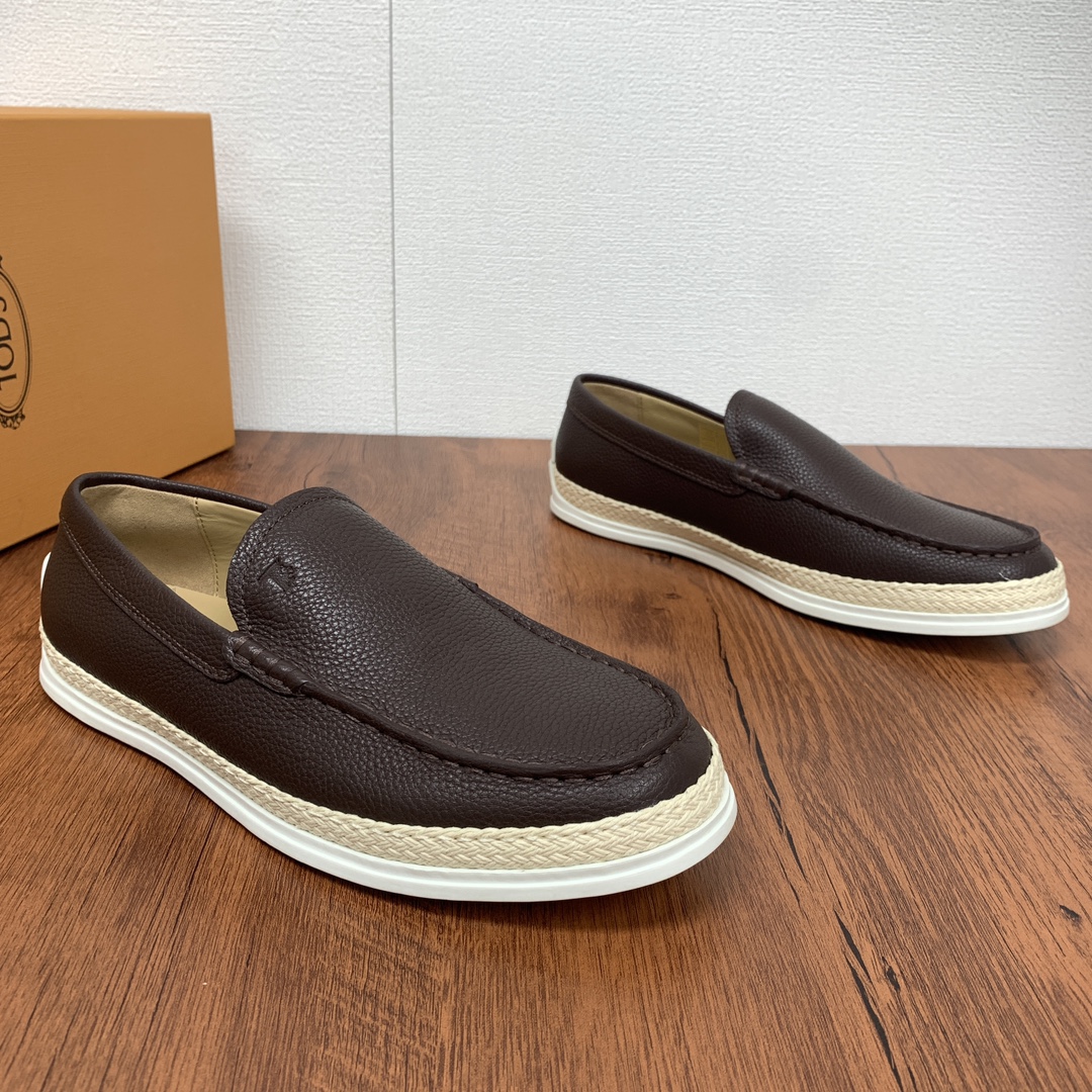 NO:270765,Code YS003545 Todds (TOD'S) OTV leather slippers shipped!  This slipper is made of soft Italian leather, paired with tods letter prints, exposed stitching design, and the sole is equipped with hand-woven Raffia inlays and rubber beans.  The fabric comes from Italian calfskin. The lipis is made of classic light-colored calfskin. The circle is inlaid with color and Rafite, and the real line is made with no cracking or rubber. It is equipped with a classic brand Doudou rubber outsole, divided into transparent gel and pure rubber version, which is consistent with the official, the classic evergreen version, intuitive 45-degree hand-sewn mark thread, and the main style of matching multiple colors is your best choice for spring, summer, early autumn, travel, driving, and friends, jeans, casual styles, shorts, all of which are easy. The official colors are basically available, but you are choosing the color. It can be said to be a shoe with a high volume. Friends who pursue quality and quality can feel at ease! With a full set of packaging!  Size 39-40-41-42-43-44 Standard leather shoe size!  Article No. 0903 lychee pattern, Tod's, shorts, jeans, cowhide19860909编码YS003545 托德斯（TOD'S） OTV皮革便鞋出货！ 本款便鞋以柔软的意大利皮革制成,搭配tods字母印花,外露缝线设计,鞋底设有手工编织拉菲草嵌边和橡胶豆豆 面料来自意大利小牛皮,里皮采用品牌经典浅色小牛皮搭配而成,周圈镶有颜色搭配拉菲草,走真线做法,无开裂,开胶烦恼,配以经典品牌豆豆橡胶大底,分透明胶和纯橡胶版,和官方一致,经典长青版型,直观45度手工缝制马克线,搭配多种颜色的主推款式,是你春季,夏季,初秋的不二选择,旅行,开车,会友的百搭款式选择,牛仔裤,休闲款,短裤,都轻松,官方色泽基本都有了,只是你选择颜色的事情了,可以说是保有量很高的一款鞋子了,对以品质和质量追求的朋友可以放心入! 配全套包装！ 尺码39-40-41-42-43-44 标准皮鞋号！ 货号0903荔枝纹 咖色,,Tod's,shorts,jeans,cowhide,Men's shoes