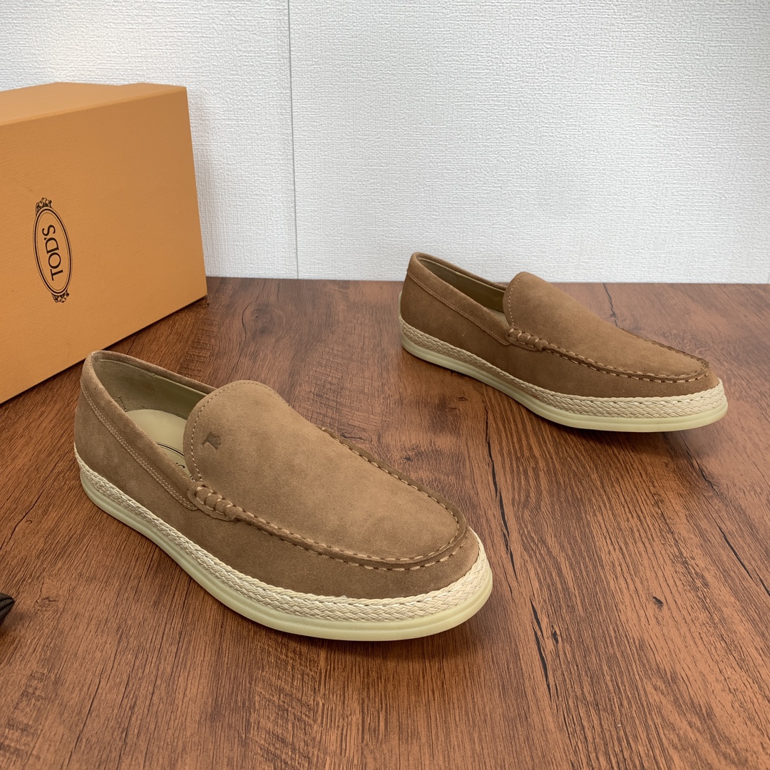 NO:270750,Code YS003545 Todds (TOD'S) OTV suede leather slippers shipped!  This slipper is made of velvet soft suede leather, paired with tods letter print, exposed stitching design, and the sole is equipped with hand-woven raffia inlays and rubber beans.  The fabric comes from Italian velvet calf fur. Careful friends can touch the silky texture with their hands and feel the high-end materials. They are made of classic light-colored calfskin. The circle is inlaid with color and Rafite, and the real line is made of the original line. There is no cracking or trouble of opening rubber. It is equipped with a classic brand Doudou rubber outsole, divided into transparent gel and pure rubber version, which is consistent with the official. The classic evergreen version, intuitive 45-degree hand-sewn mark thread, and the main style of matching with a variety of colors is your best choice for spring, summer, early autumn, travel, driving, and friends, jeans, casual styles, shorts, all of which are easy. The official colors are basically available. It is just that you choose the color. It can be said to be a shoe with a high volume. Friends who pursue quality and quality can feel at ease! Size 39-40-41-42-43-44  Standard leather shoe size!  Article No. 0903 Glossy Light Brown, Tod's, shorts, jeans, cowhide19860909编码YS003545 托德斯（TOD'S）OTV绒面皮革便鞋出货！ 本款便鞋以丝绒柔软的绒面皮革制成,搭配tods字母印花,外露缝线设计,鞋底设有手工编织拉菲草嵌边和橡胶豆豆 面料来自意大利绒感小牛翻毛皮,细心的朋友可以用手摸摸丝滑质感,感受高端的用料,里采用品牌经典浅色小牛皮搭配而成,周圈镶有颜色搭配拉菲草,走真线做法,无开裂,开胶烦恼,配以经典品牌豆豆橡胶大底,分透明胶和纯橡胶版,和官方一致,经典长青版型,直观45度手工缝制马克线,搭配多种颜色的主推款式,是你春季,夏季,初秋的不二选择,旅行,开车,会友的百搭款式选择,牛仔裤,休闲款,短裤,都轻松,官方色泽基本都有了,只是你选择颜色的事情了,可以说是保有量很高的一款鞋子了,对以品质和质量追求的朋友可以放心入! 尺码39-40-41-42-43-44 标准皮鞋号！ 货号0903光面 浅棕,,Tod's,shorts,jeans,cowhide,Men's shoes