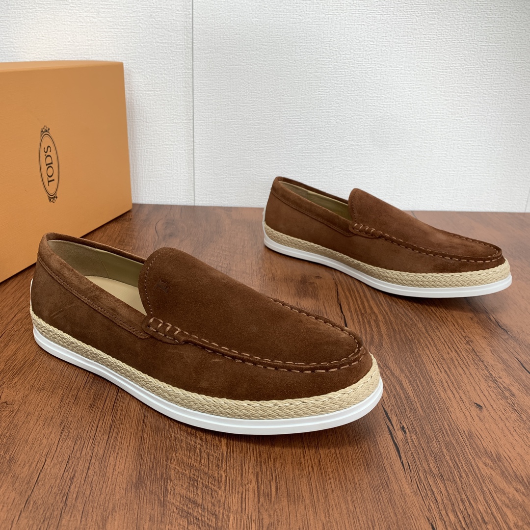 NO:270751,Code YS003545 Todds (TOD'S) OTV suede leather slippers shipped!  This slipper is made of velvet soft suede leather, paired with tods letter print, exposed stitching design, and the sole is equipped with hand-woven raffia inlays and rubber beans.  The fabric comes from Italian velvet calf fur. Careful friends can touch the silky texture with their hands and feel the high-end materials. They are made of classic light-colored calfskin. The circle is inlaid with color and Rafite, and the real line is made of the original line. There is no cracking or trouble of opening rubber. It is equipped with a classic brand Doudou rubber outsole, divided into transparent gel and pure rubber version, which is consistent with the official. The classic evergreen version, intuitive 45-degree hand-sewn mark thread, and the main style of matching with a variety of colors is your best choice for spring, summer, early autumn, travel, driving, and friends, jeans, casual styles, shorts, all of which are easy. The official colors are basically available. It is just that you choose the color. It can be said to be a shoe with a high volume. Friends who pursue quality and quality can feel at ease! Size 39-40-41-42-43-44  Standard leather shoe size!  Article No. 0903 Glossy Dark Brown, Tod's, shorts, jeans, cowhide19860909编码YS003545 托德斯（TOD'S）OTV绒面皮革便鞋出货！ 本款便鞋以丝绒柔软的绒面皮革制成,搭配tods字母印花,外露缝线设计,鞋底设有手工编织拉菲草嵌边和橡胶豆豆 面料来自意大利绒感小牛翻毛皮,细心的朋友可以用手摸摸丝滑质感,感受高端的用料,里采用品牌经典浅色小牛皮搭配而成,周圈镶有颜色搭配拉菲草,走真线做法,无开裂,开胶烦恼,配以经典品牌豆豆橡胶大底,分透明胶和纯橡胶版,和官方一致,经典长青版型,直观45度手工缝制马克线,搭配多种颜色的主推款式,是你春季,夏季,初秋的不二选择,旅行,开车,会友的百搭款式选择,牛仔裤,休闲款,短裤,都轻松,官方色泽基本都有了,只是你选择颜色的事情了,可以说是保有量很高的一款鞋子了,对以品质和质量追求的朋友可以放心入! 尺码39-40-41-42-43-44 标准皮鞋号！ 货号0903光面 深棕,,Tod's,shorts,jeans,cowhide,Men's shoes