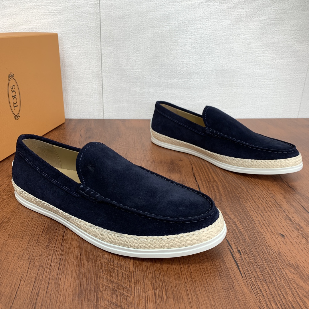 NO:270753,Code YS003545 Todds (TOD'S) OTV suede leather slippers shipped!  This slipper is made of velvet soft suede leather, paired with tods letter print, exposed stitching design, and the sole is equipped with hand-woven raffia inlays and rubber beans.  The fabric comes from Italian velvet calf fur. Careful friends can touch the silky texture with their hands and feel the high-end materials. They are made of classic light-colored calfskin. The circle is inlaid with color and Rafite, and the real line is made of the original line. There is no cracking or trouble of opening rubber. It is equipped with a classic brand Doudou rubber outsole, divided into transparent gel and pure rubber version, which is consistent with the official. The classic evergreen version, intuitive 45-degree hand-sewn mark thread, and the main style of matching with a variety of colors is your best choice for spring, summer, early autumn, travel, driving, and friends, jeans, casual styles, shorts, all of which are easy. The official colors are basically available. It is just that you choose the color. It can be said to be a shoe with a high volume. Friends who pursue quality and quality can feel at ease! Size 39-40-41-42-43-44  Standard leather shoe size!  Article No. 0903 Glossy Dark Blue, Tod's, shorts, jeans, cowhide19860909编码YS003545 托德斯（TOD'S）OTV绒面皮革便鞋出货！ 本款便鞋以丝绒柔软的绒面皮革制成,搭配tods字母印花,外露缝线设计,鞋底设有手工编织拉菲草嵌边和橡胶豆豆 面料来自意大利绒感小牛翻毛皮,细心的朋友可以用手摸摸丝滑质感,感受高端的用料,里采用品牌经典浅色小牛皮搭配而成,周圈镶有颜色搭配拉菲草,走真线做法,无开裂,开胶烦恼,配以经典品牌豆豆橡胶大底,分透明胶和纯橡胶版,和官方一致,经典长青版型,直观45度手工缝制马克线,搭配多种颜色的主推款式,是你春季,夏季,初秋的不二选择,旅行,开车,会友的百搭款式选择,牛仔裤,休闲款,短裤,都轻松,官方色泽基本都有了,只是你选择颜色的事情了,可以说是保有量很高的一款鞋子了,对以品质和质量追求的朋友可以放心入! 尺码39-40-41-42-43-44 标准皮鞋号！ 货号0903光面 深蓝,,Tod's,shorts,jeans,cowhide,Men's shoes