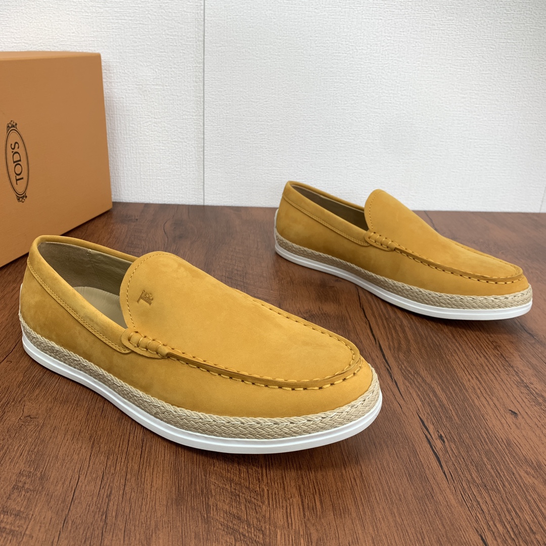 NO:270755,Code YS003545 Todds (TOD'S) OTV suede leather slippers shipped!  This slipper is made of velvet soft suede leather, paired with tods letter print, exposed stitching design, and the sole is equipped with hand-woven raffia inlays and rubber beans.  The fabric comes from Italian velvet calf fur. Careful friends can touch the silky texture with their hands and feel the high-end materials. They are made of classic light-colored calfskin. The circle is inlaid with color and Rafite, and the real line is made of the original line. There is no cracking or trouble of opening rubber. It is equipped with a classic brand Doudou rubber outsole, divided into transparent gel and pure rubber version, which is consistent with the official. The classic evergreen version, intuitive 45-degree hand-sewn mark thread, and the main style of matching with a variety of colors is your best choice for spring, summer, early autumn, travel, driving, and friends, jeans, casual styles, shorts, all of which are easy. The official colors are basically available. It is just that you choose the color. It can be said to be a shoe with a high volume. Friends who pursue quality and quality can feel at ease! Size 39-40-41-42-43-44  Standard leather shoe size!  Article No. 0903 Glossy Yellow, Tod's, shorts, jeans, cowhide19860909编码YS003545 托德斯（TOD'S）OTV绒面皮革便鞋出货！ 本款便鞋以丝绒柔软的绒面皮革制成,搭配tods字母印花,外露缝线设计,鞋底设有手工编织拉菲草嵌边和橡胶豆豆 面料来自意大利绒感小牛翻毛皮,细心的朋友可以用手摸摸丝滑质感,感受高端的用料,里采用品牌经典浅色小牛皮搭配而成,周圈镶有颜色搭配拉菲草,走真线做法,无开裂,开胶烦恼,配以经典品牌豆豆橡胶大底,分透明胶和纯橡胶版,和官方一致,经典长青版型,直观45度手工缝制马克线,搭配多种颜色的主推款式,是你春季,夏季,初秋的不二选择,旅行,开车,会友的百搭款式选择,牛仔裤,休闲款,短裤,都轻松,官方色泽基本都有了,只是你选择颜色的事情了,可以说是保有量很高的一款鞋子了,对以品质和质量追求的朋友可以放心入! 尺码39-40-41-42-43-44 标准皮鞋号！ 货号0903光面 黄色,,Tod's,shorts,jeans,cowhide,Men's shoes